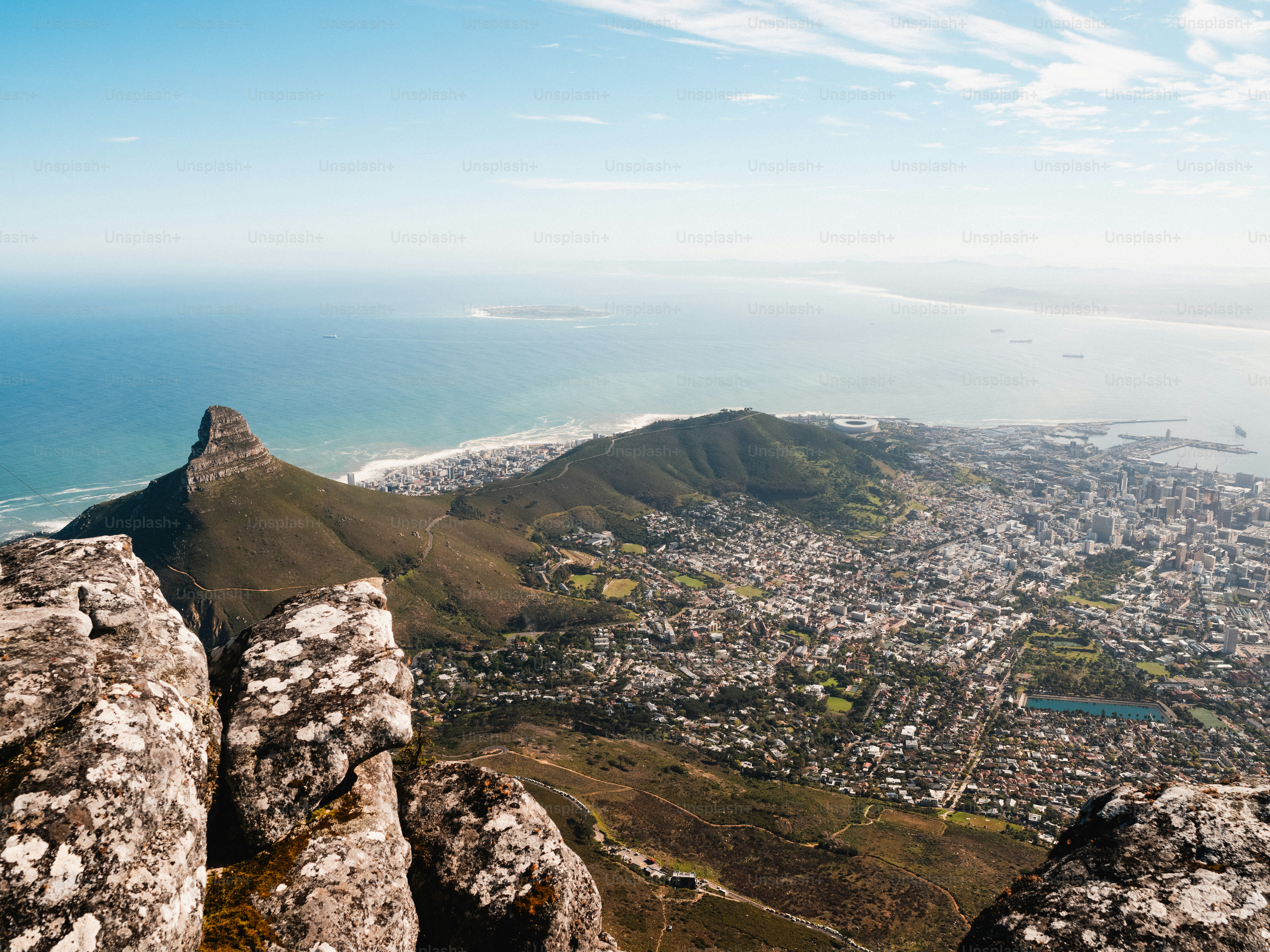 Vista panoramica di una città costiera dalla cima di una montagna.