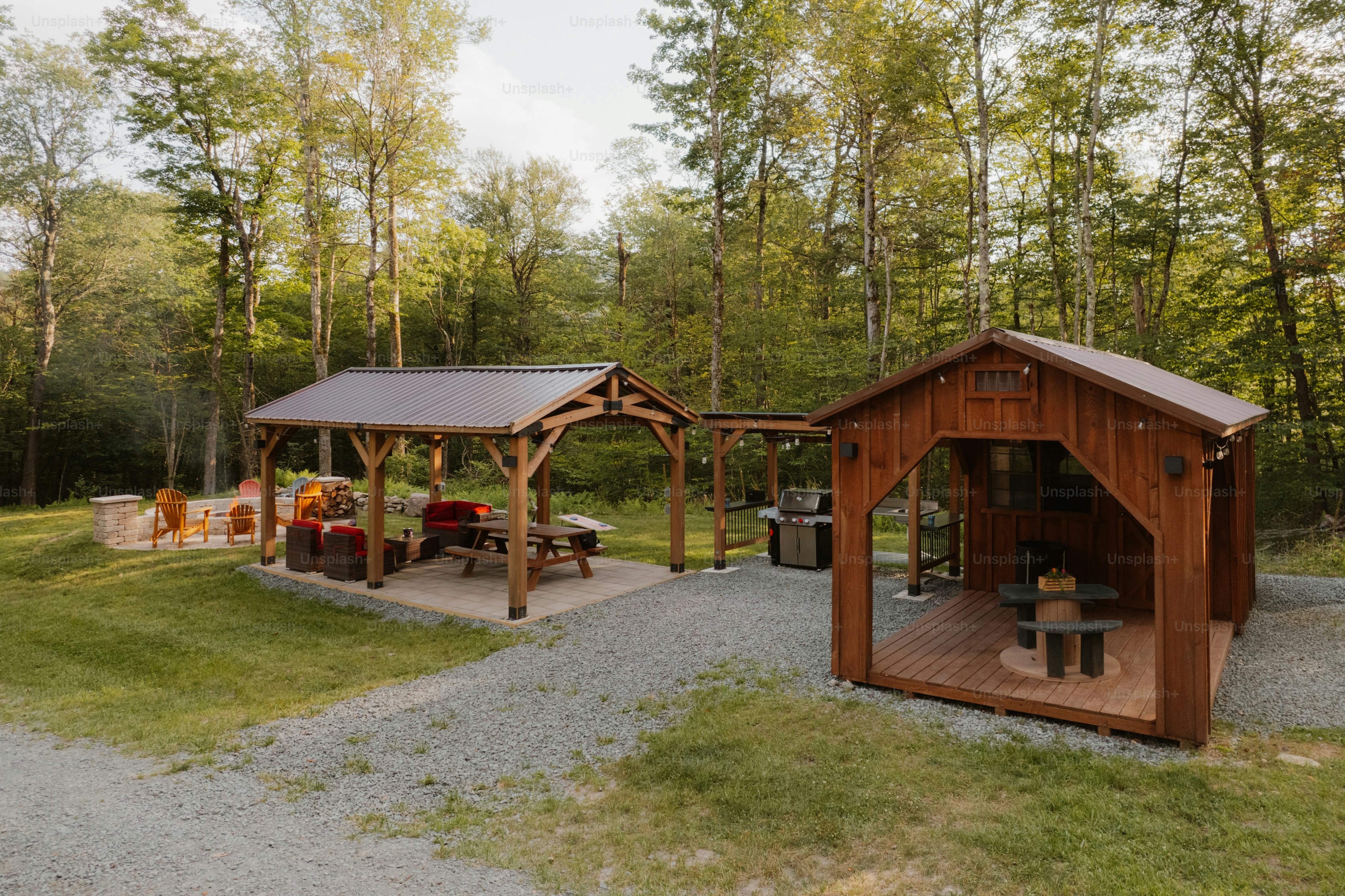 グリルエリアとシーティングエリアを備えた屋外の木造建築。