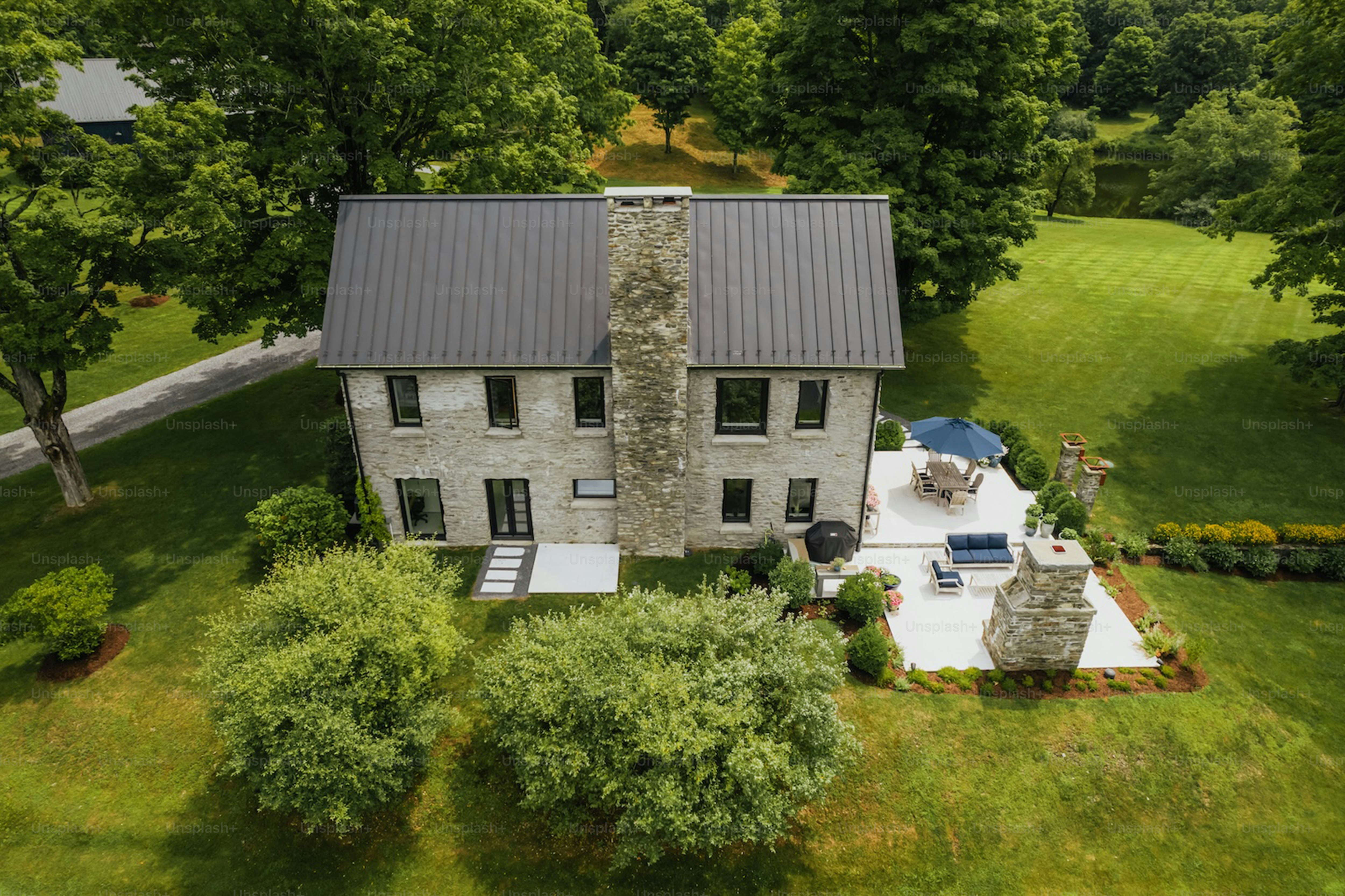 Casa de piedra con techo metálico y zona de patio. foto – Imagen de Casa en  Unsplash, image size:3000x1999