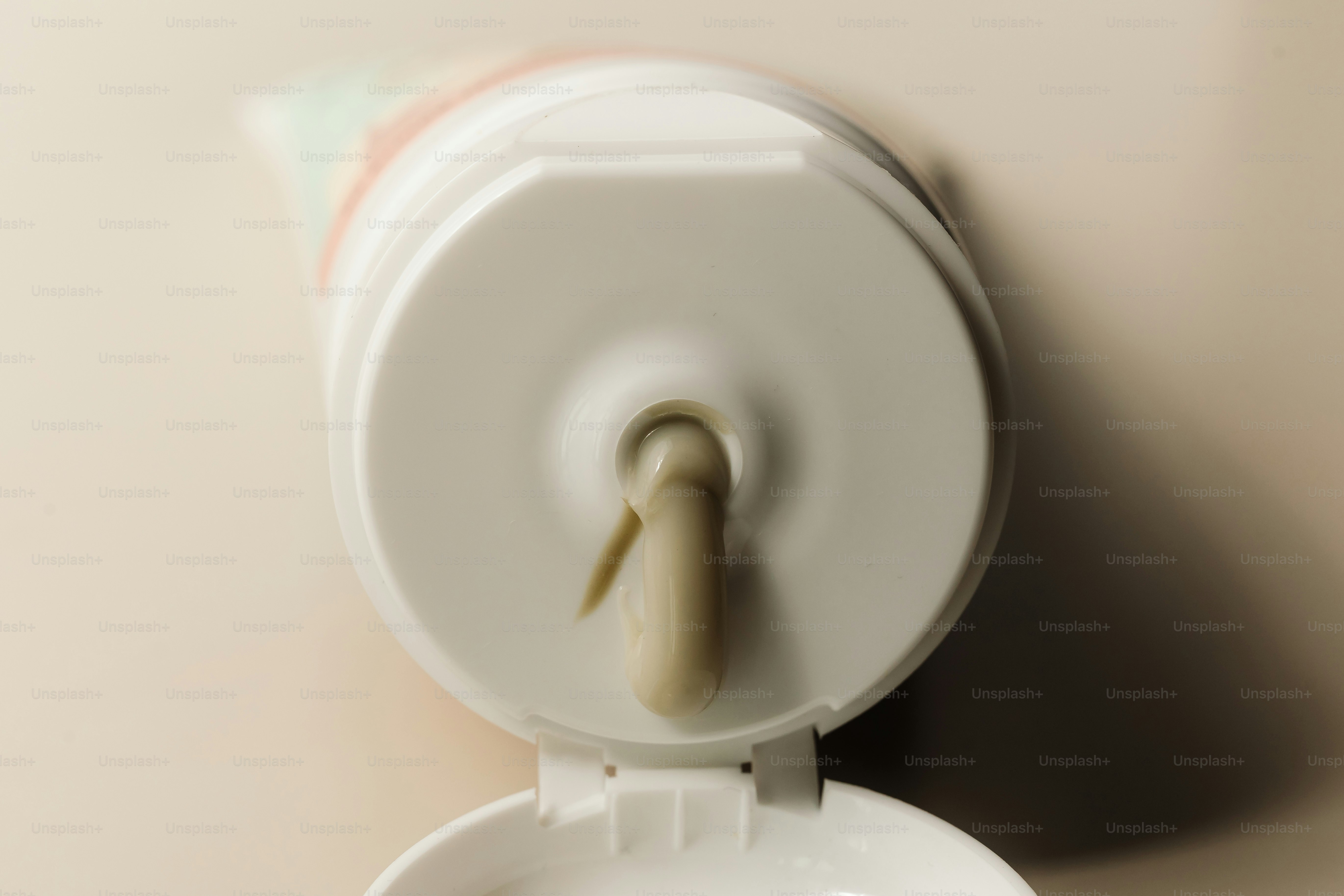 Un tubo de crema con la tapa abierta