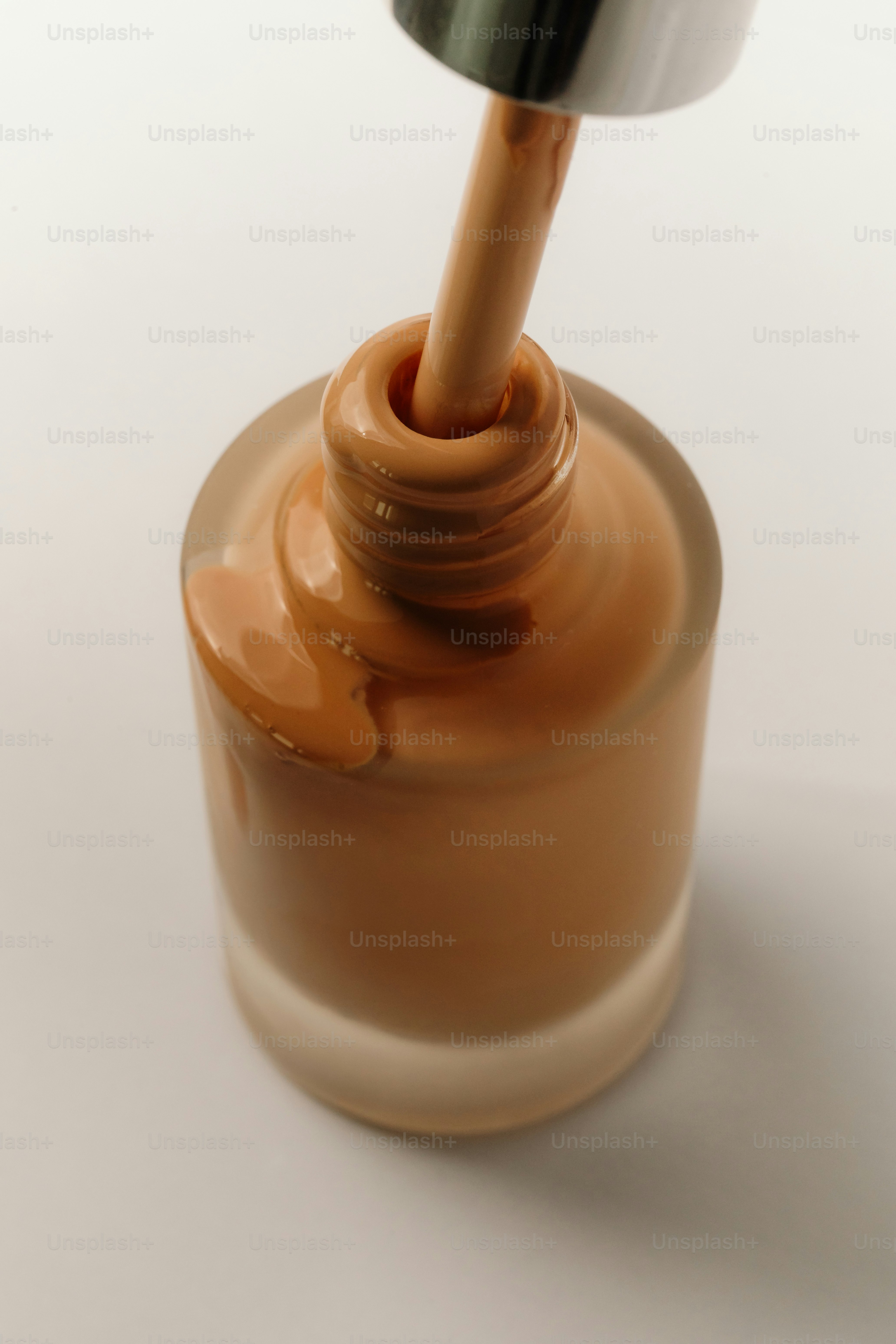 Maquillaje de base aplicado desde una botella.