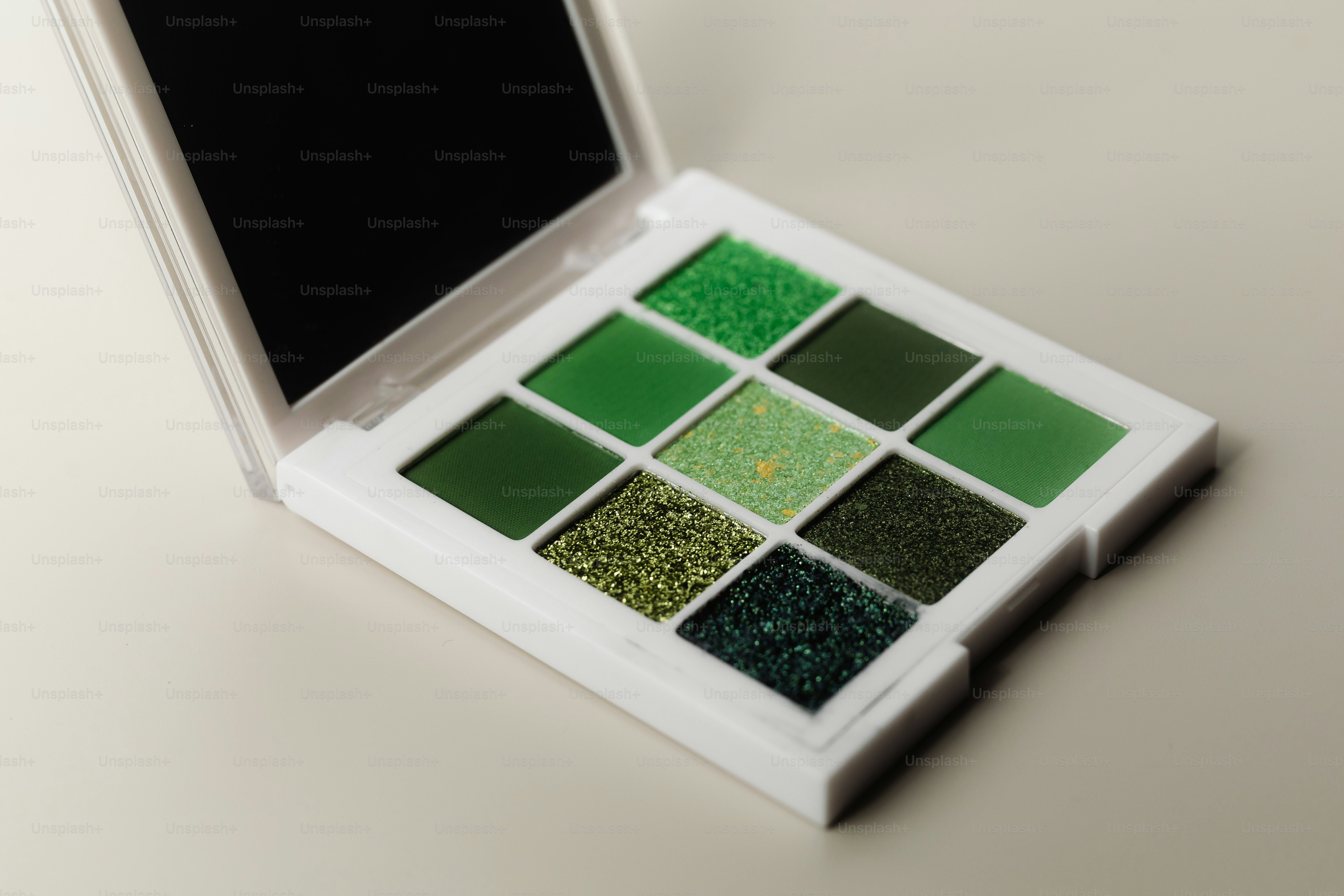 Paleta de sombras de ojos verdes con nueve tonos