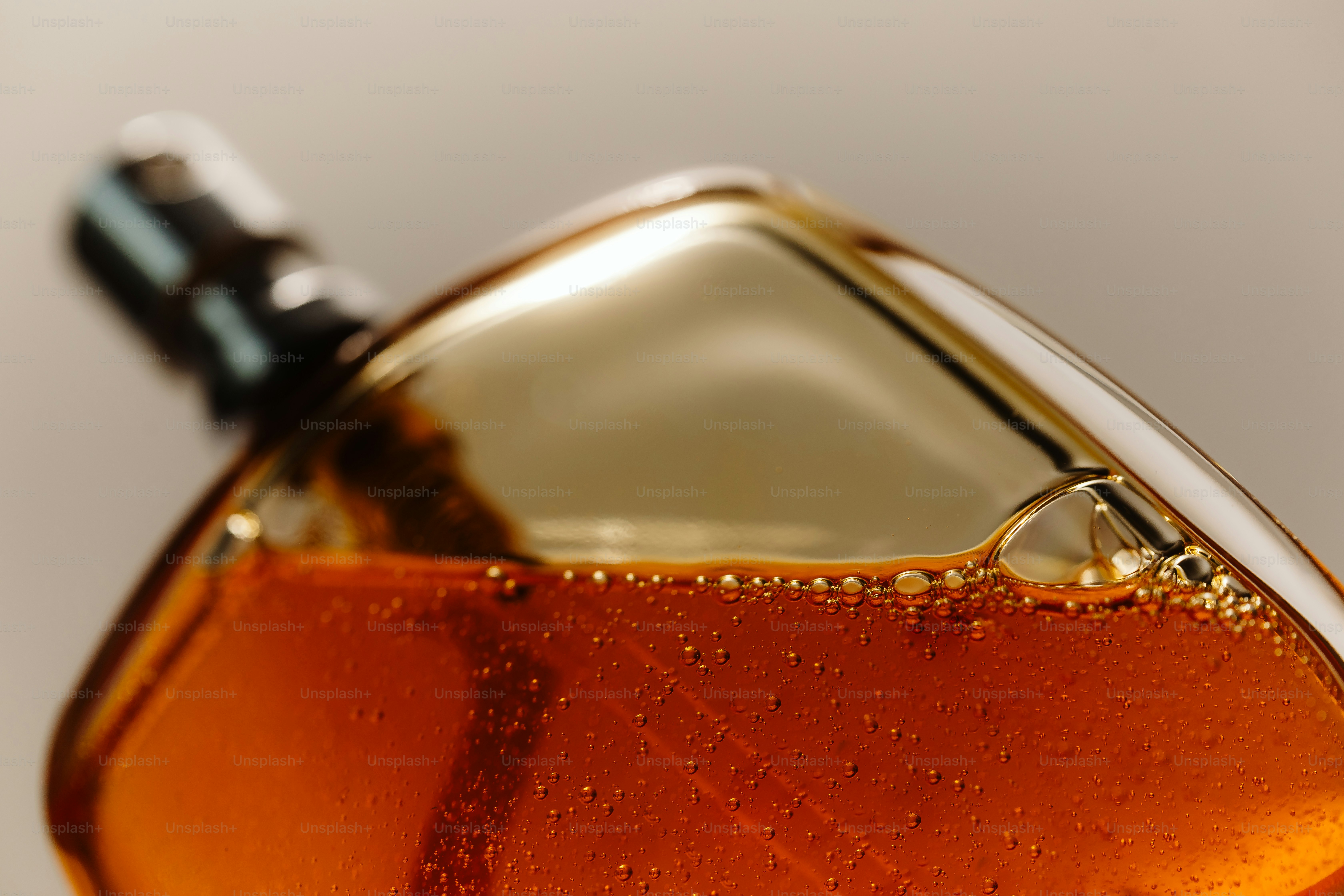 Primer plano de líquido ámbar en una botella de vidrio