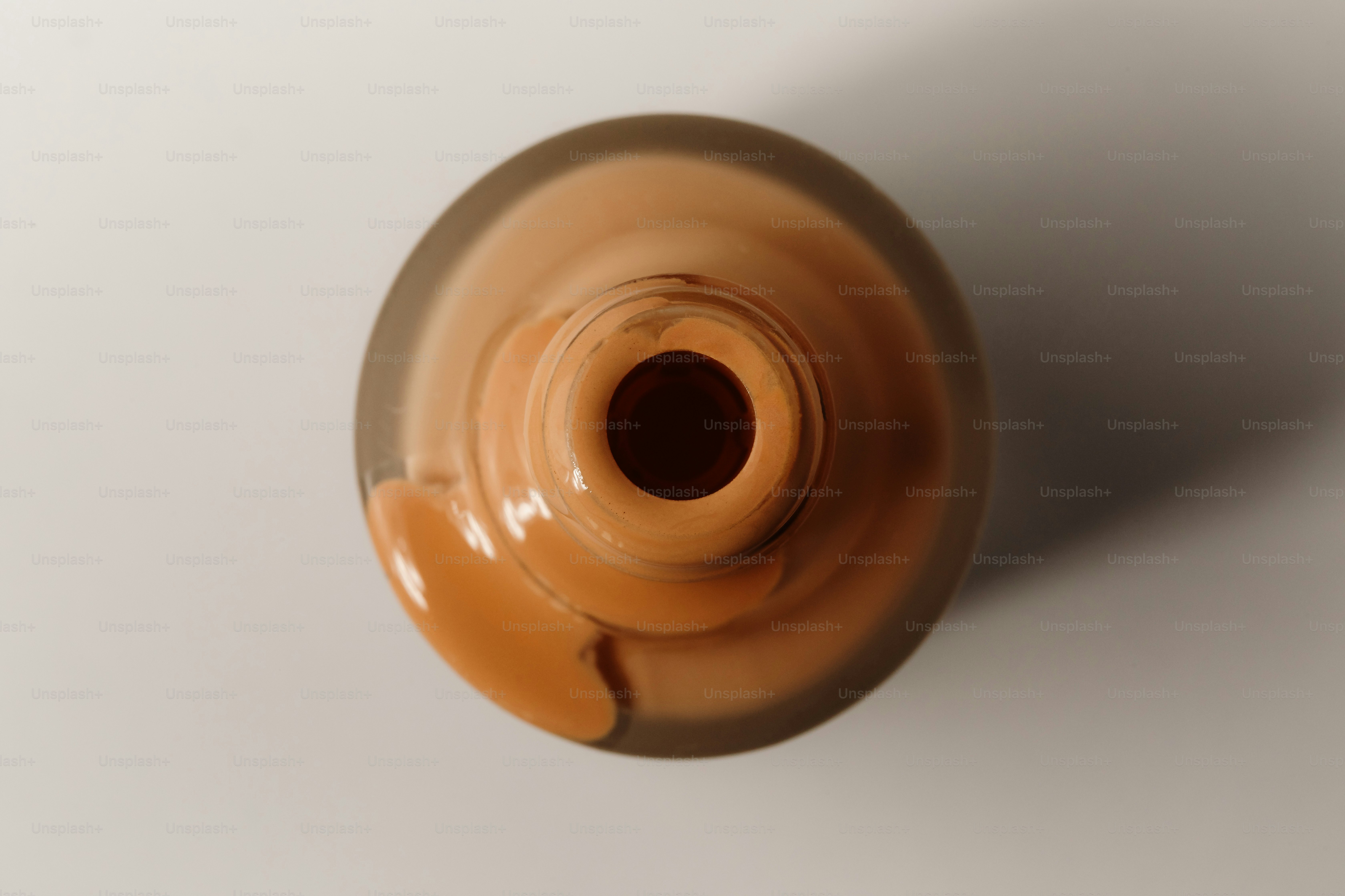 Botella de base líquida con una gota en el lateral