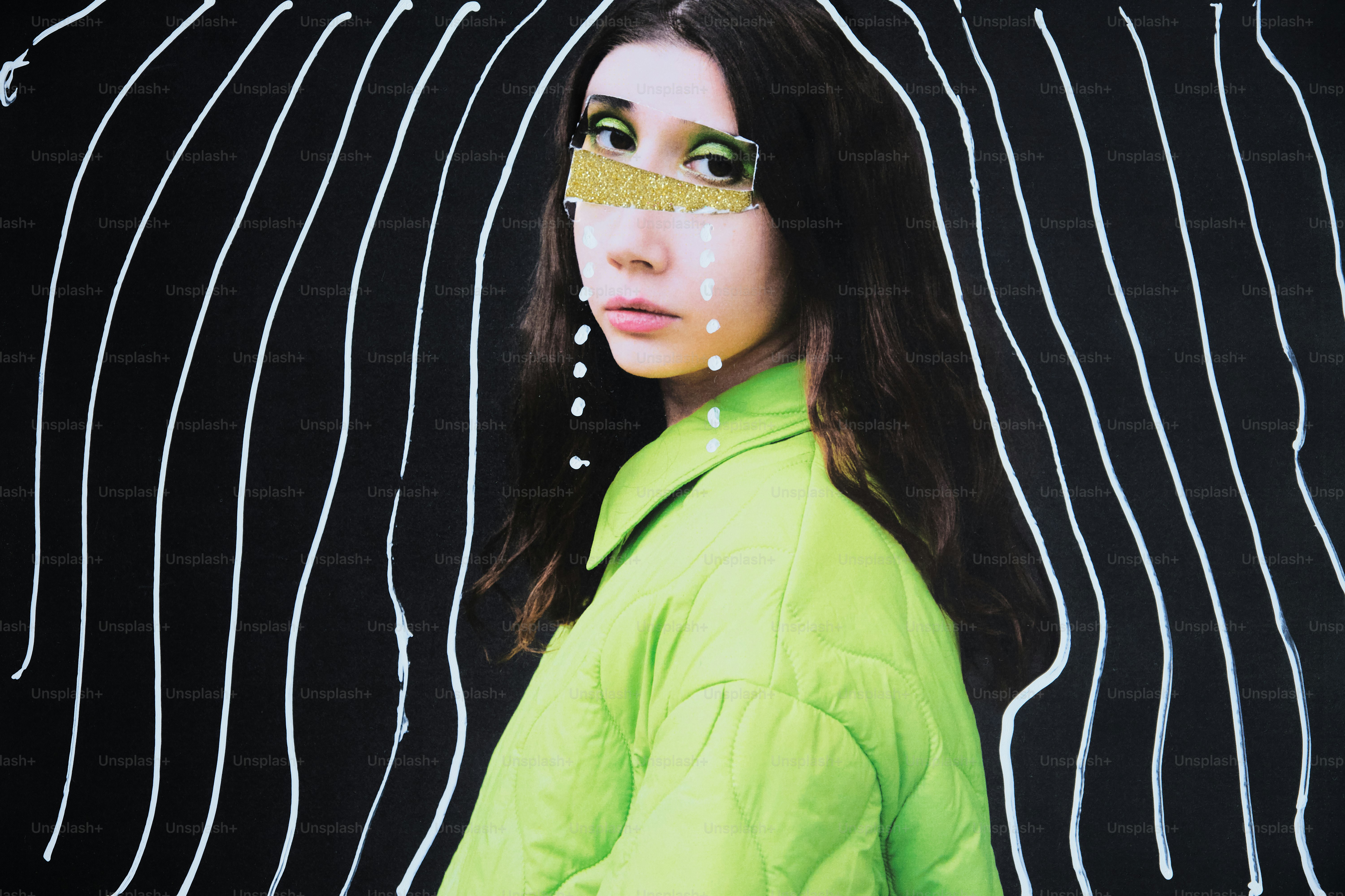 Mulher com maquiagem brilhante e jaqueta verde