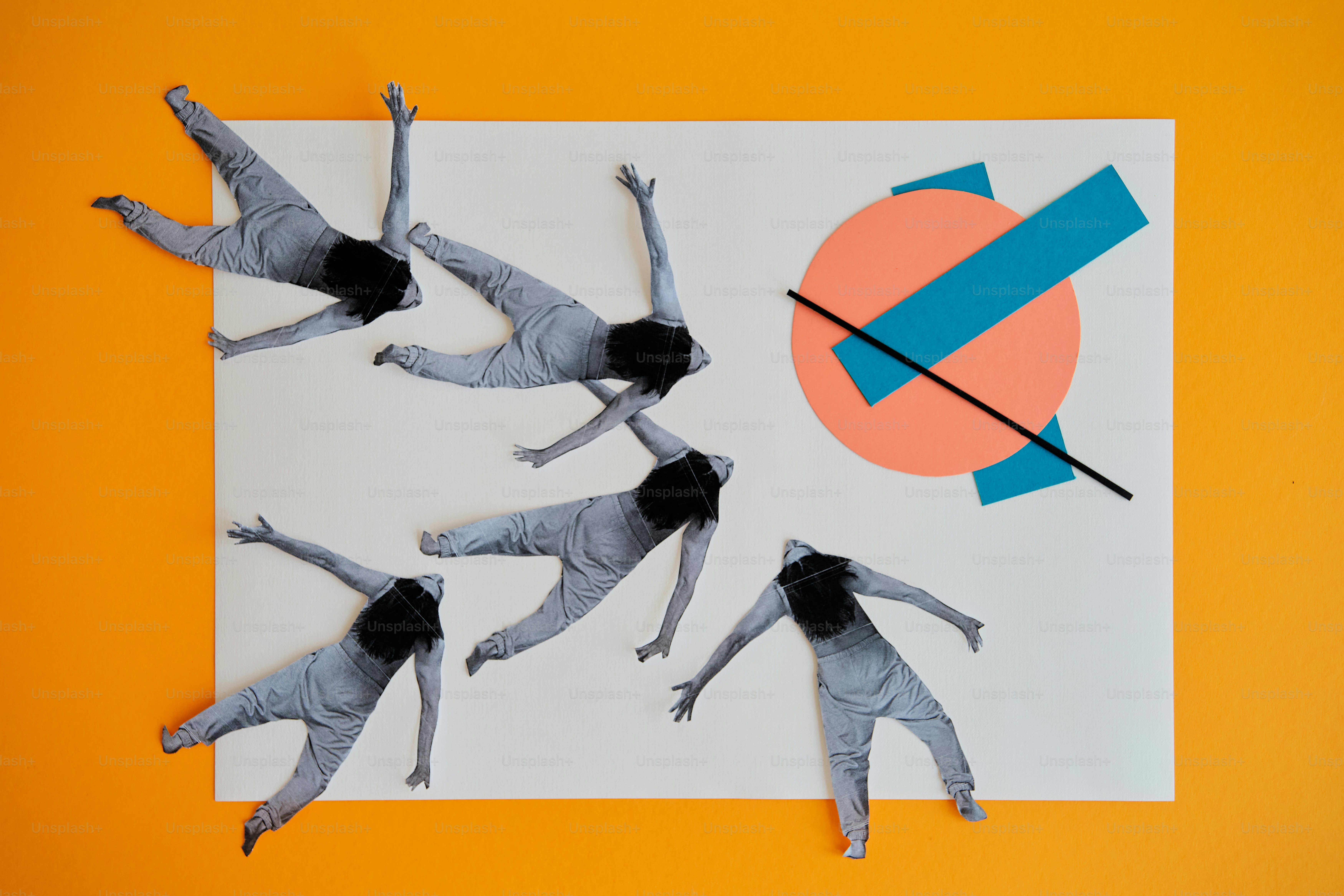 Fünf Figuren in grauen Overalls, die auf weißes Papier fallen.