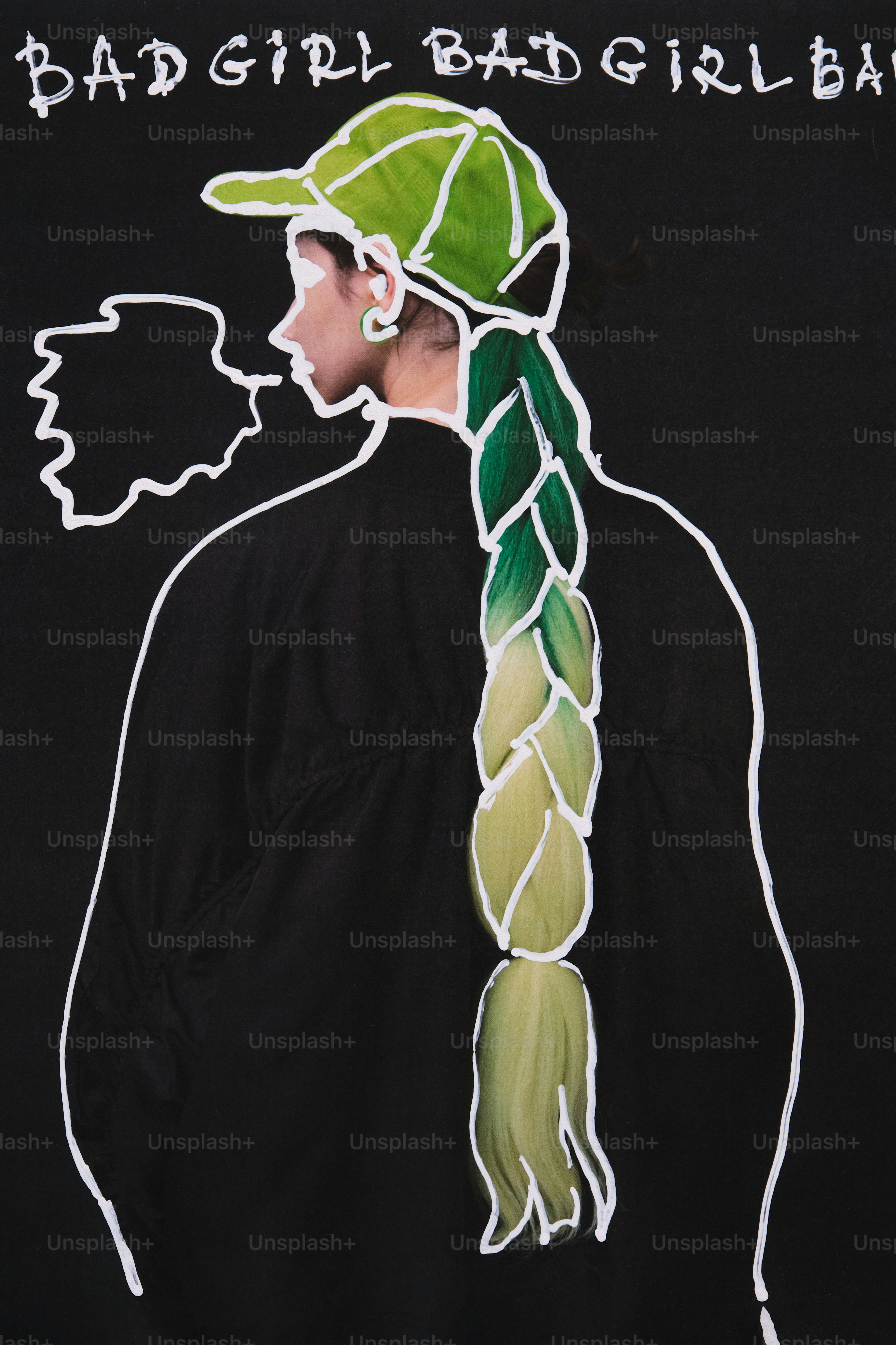 Mulher com boné de beisebol verde e cabelo trançado