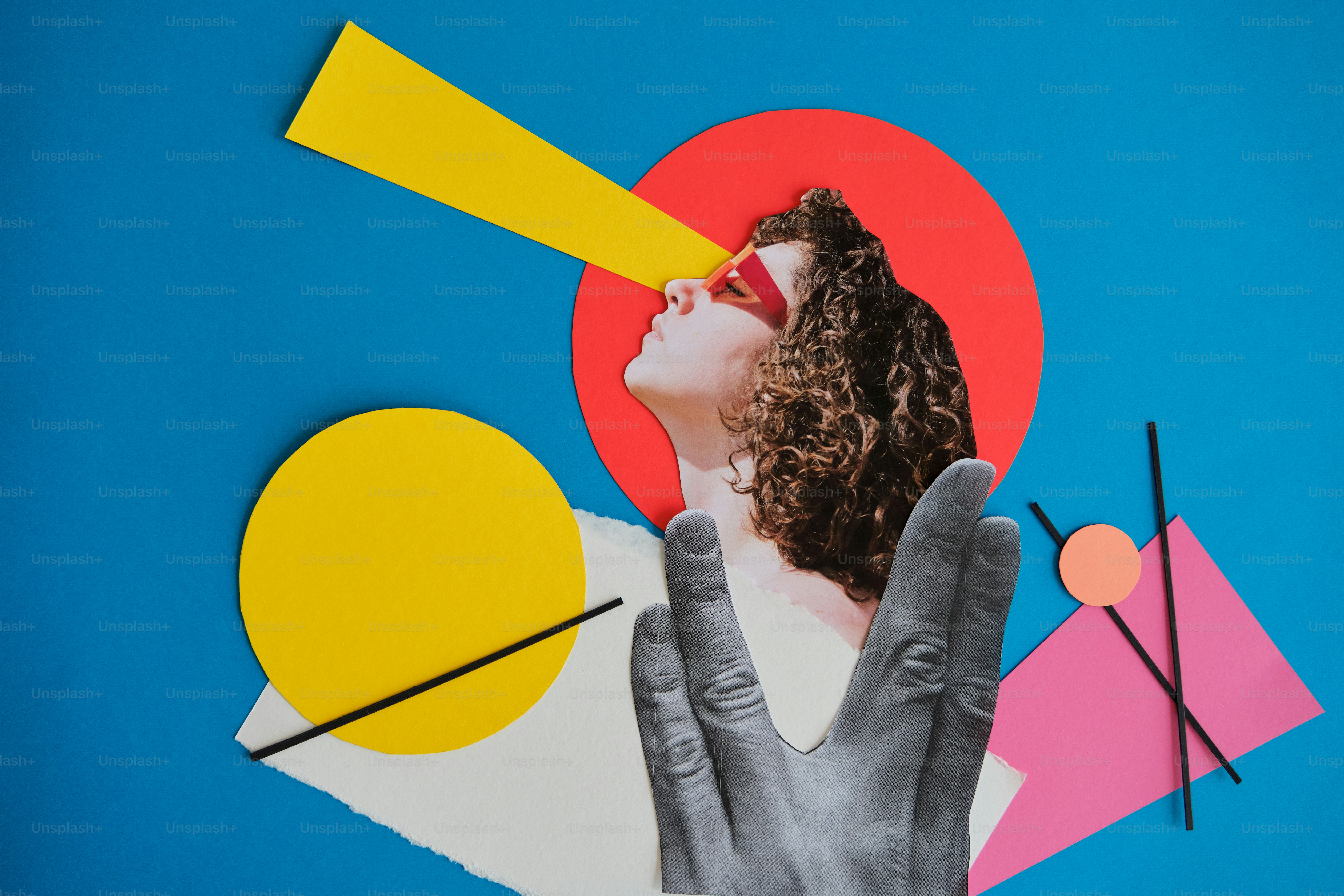 Mulher com óculos de sol e formas geométricas