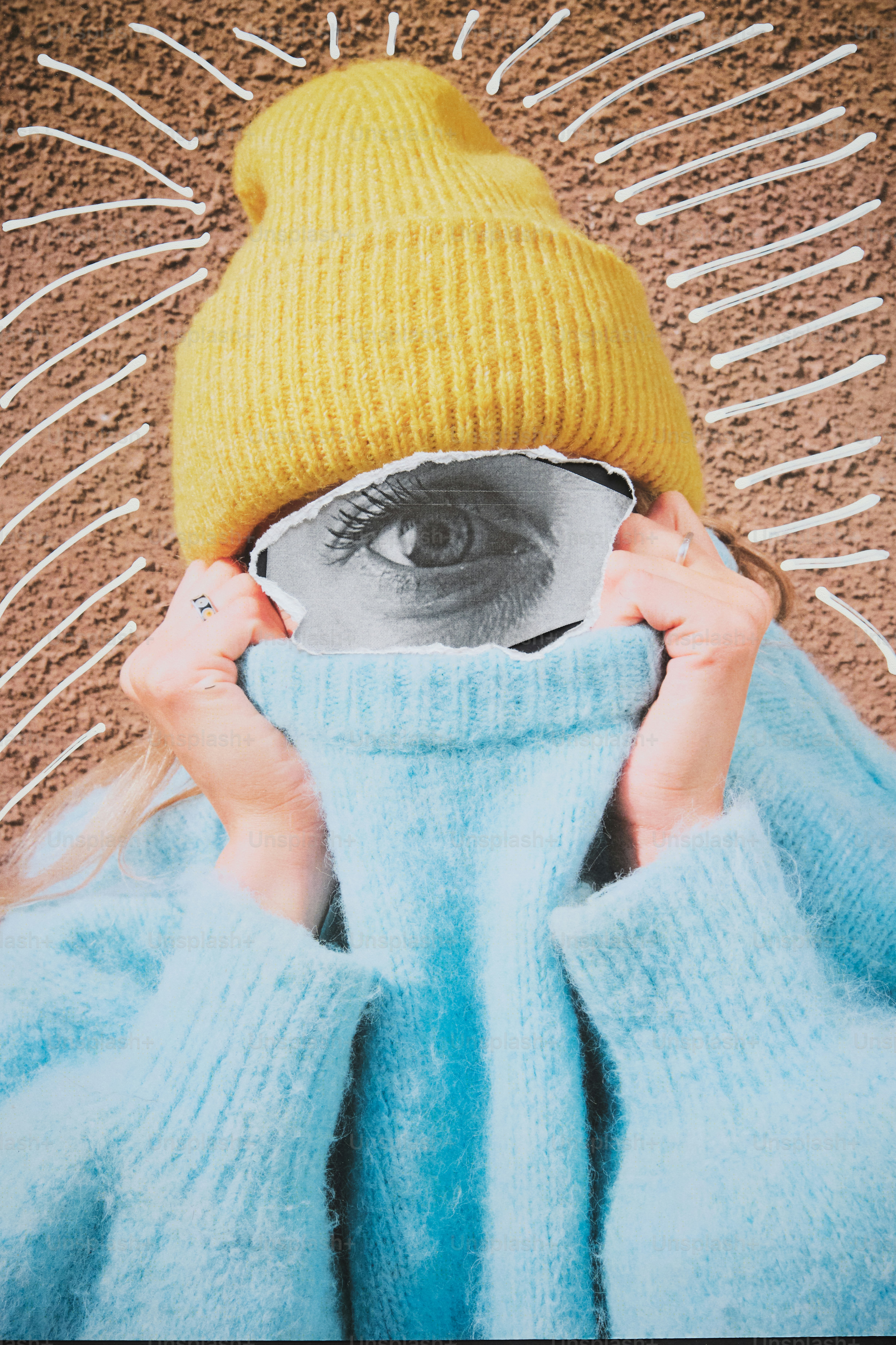 Mulher espreitando através de suéter rasgado com gorro