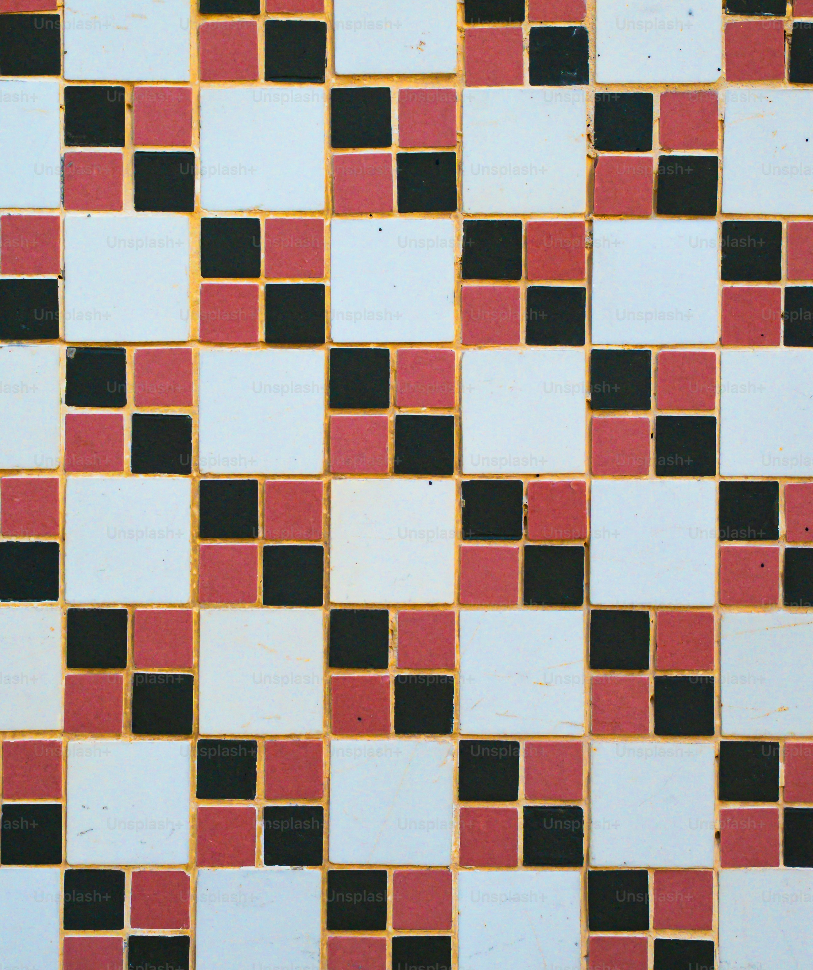 Geometrisches Muster aus weißen, rosa und schwarzen Quadraten