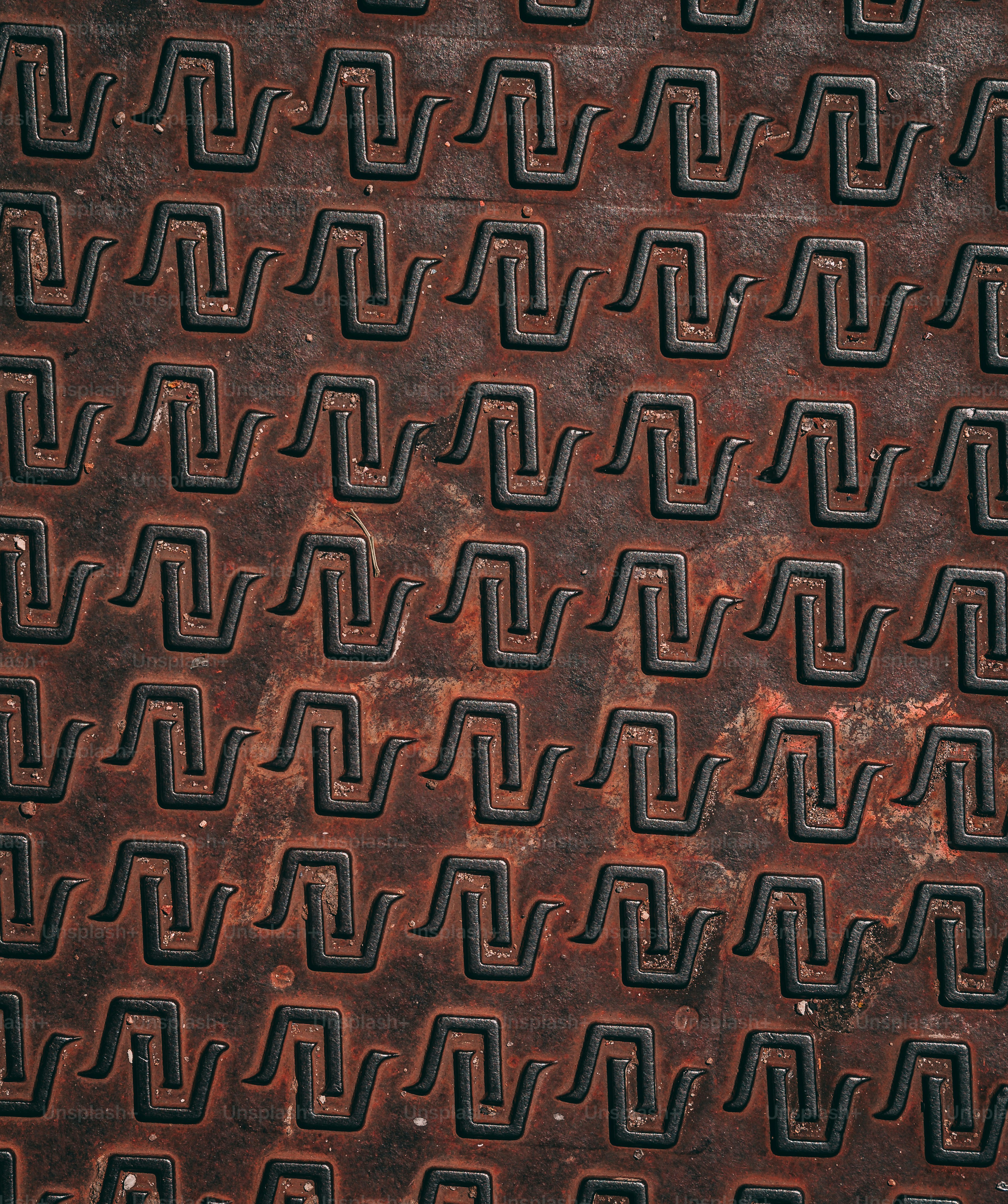 반복 패턴이 있는 질감이 있는 녹슨 금속 표면