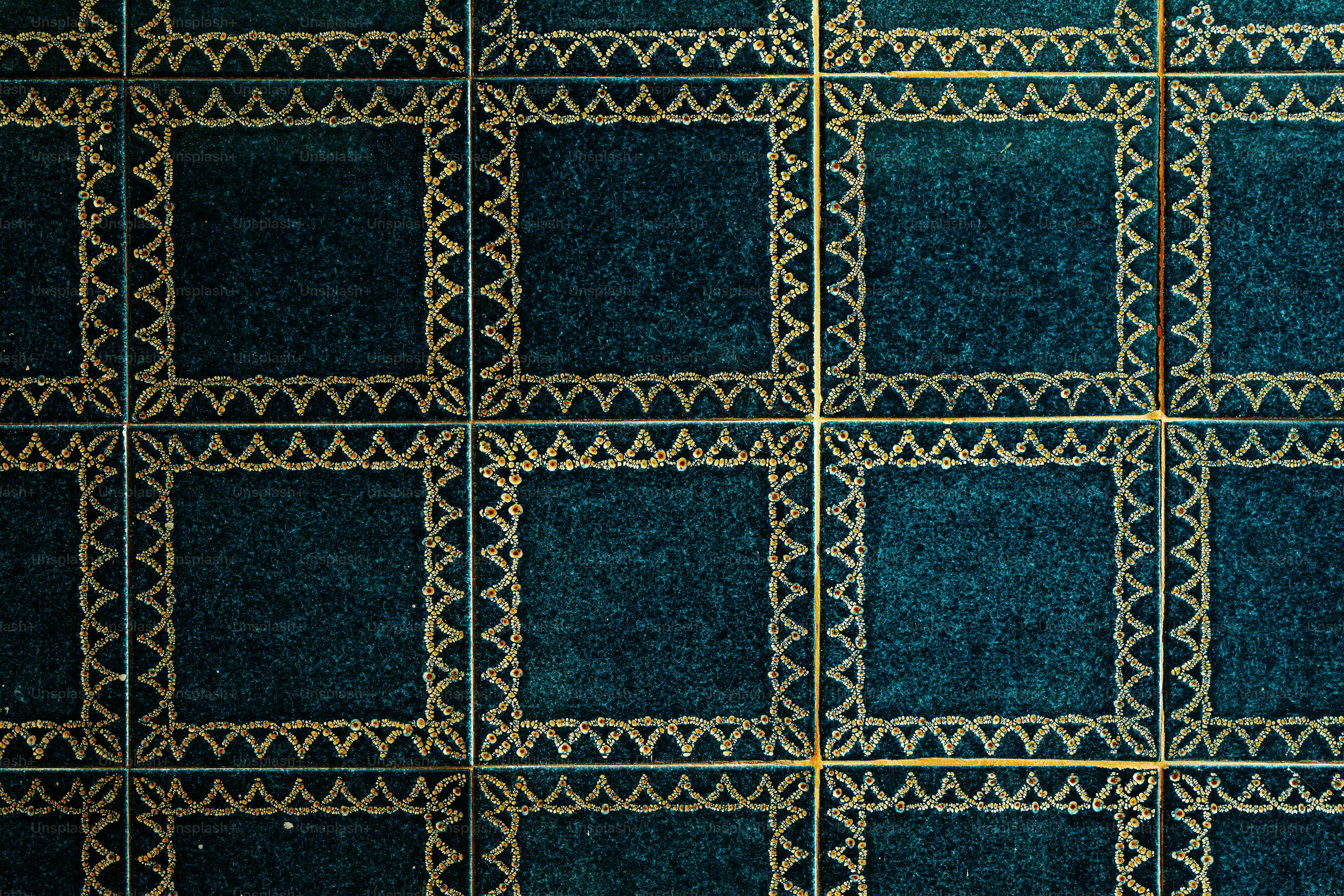 Blaugrüne Quadrate mit goldenem Zierbesatz