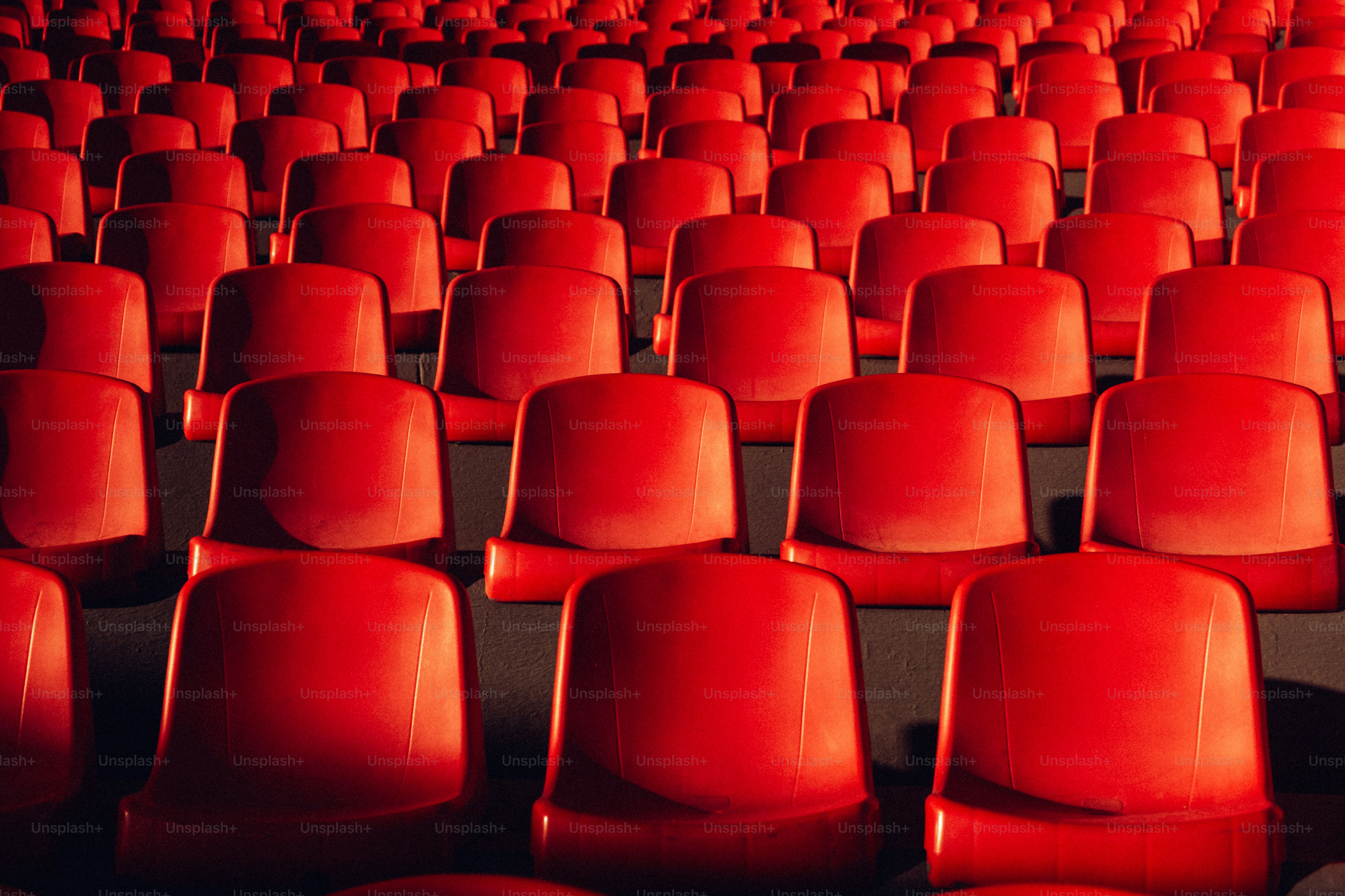 Filas de asientos rojos vacíos en el estadio