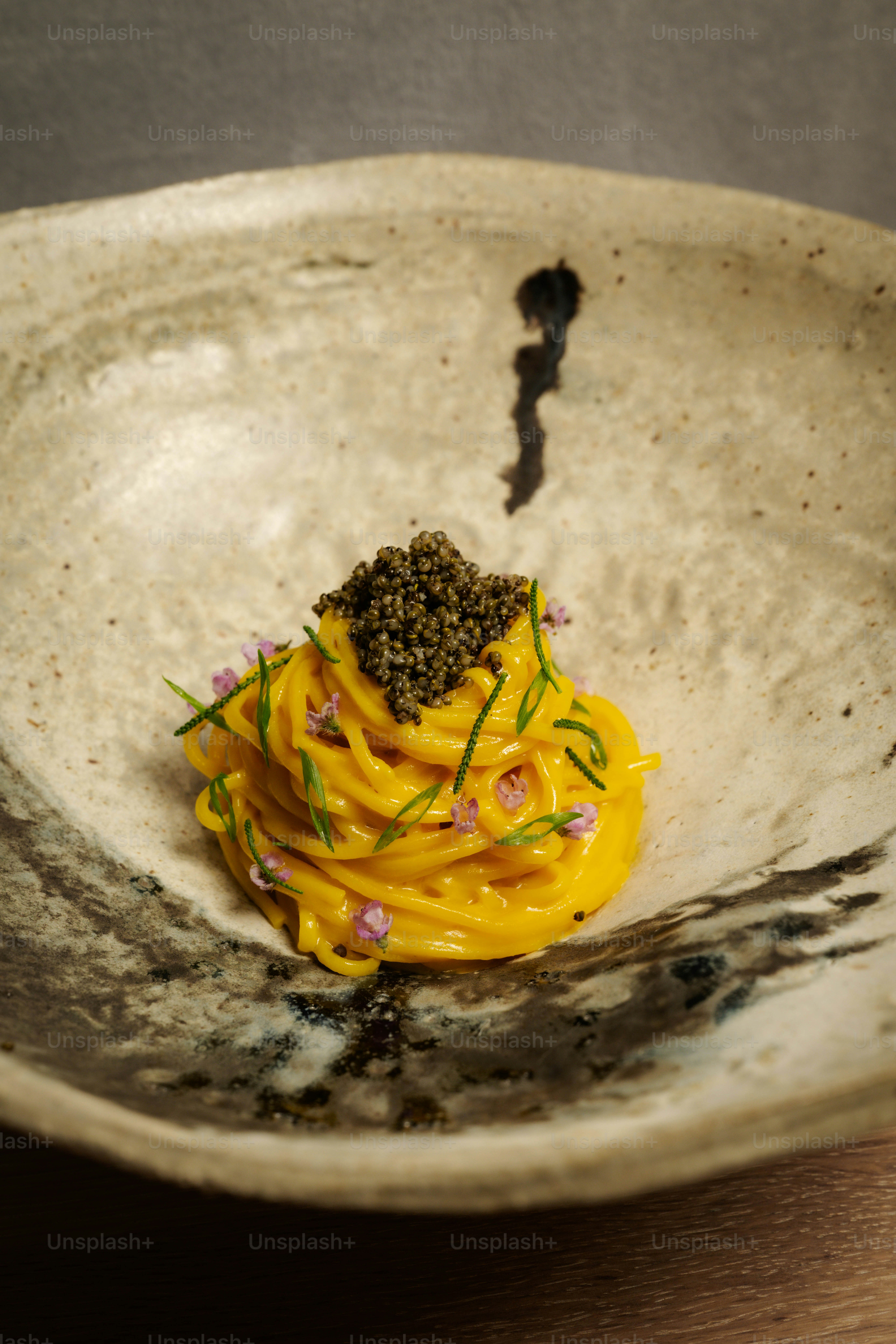 Spaghetti mit Kaviar und Schnittlauch in einer rustikalen Schüssel