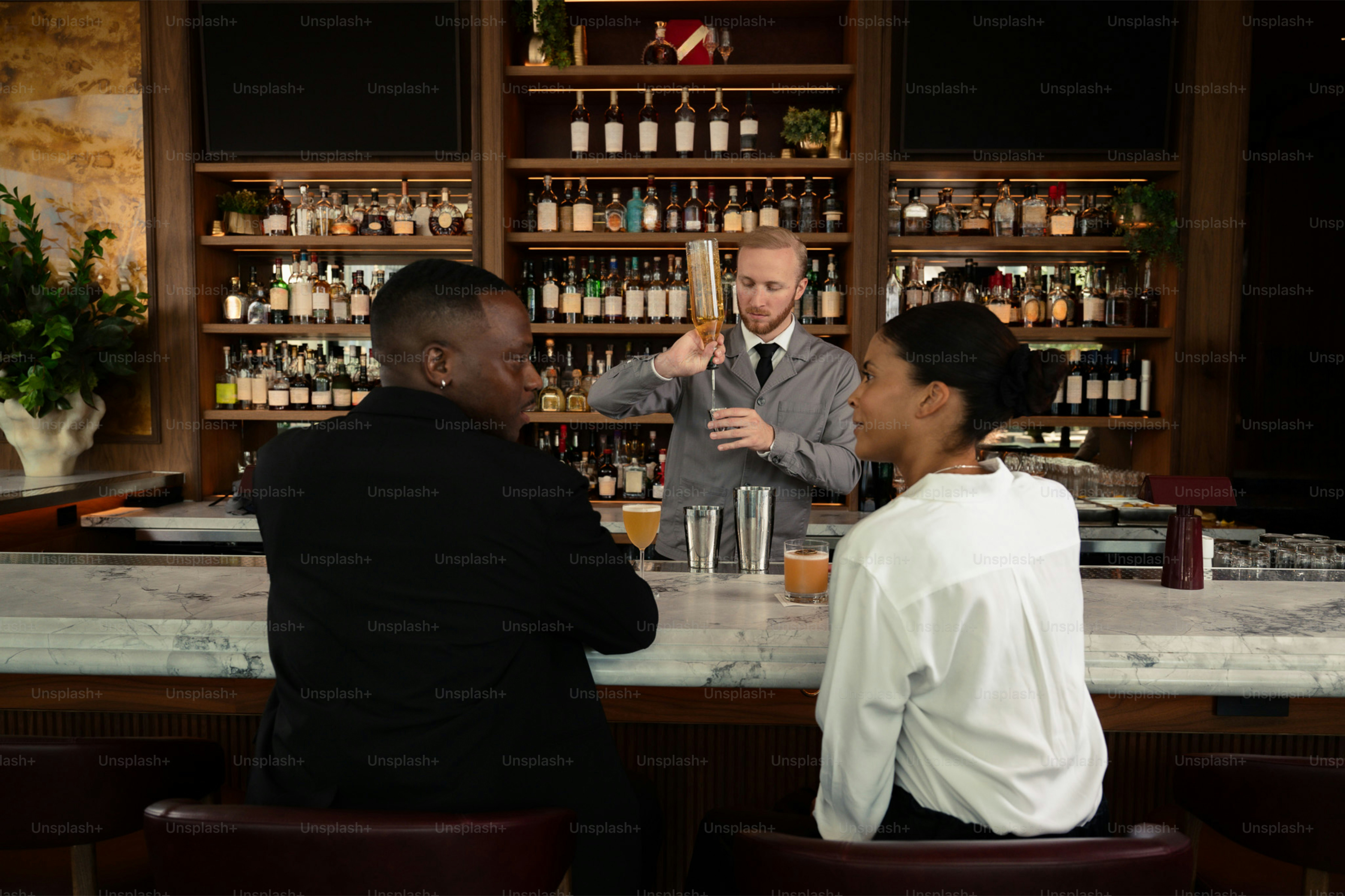 Barkeeper serviert Kunden an der Bar Getränke