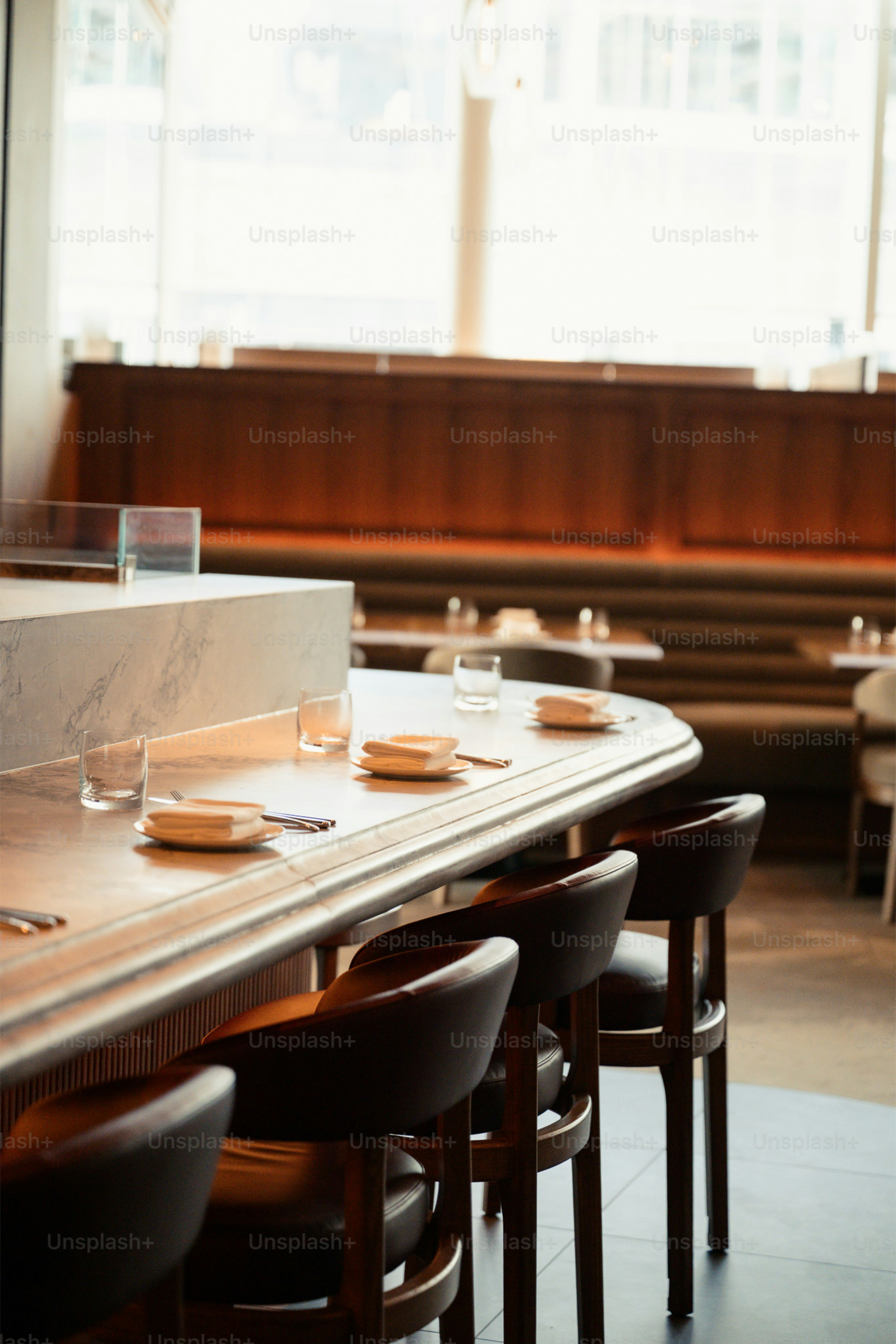 Moderne Restaurantbar mit Sitzgelegenheiten und Tischen.