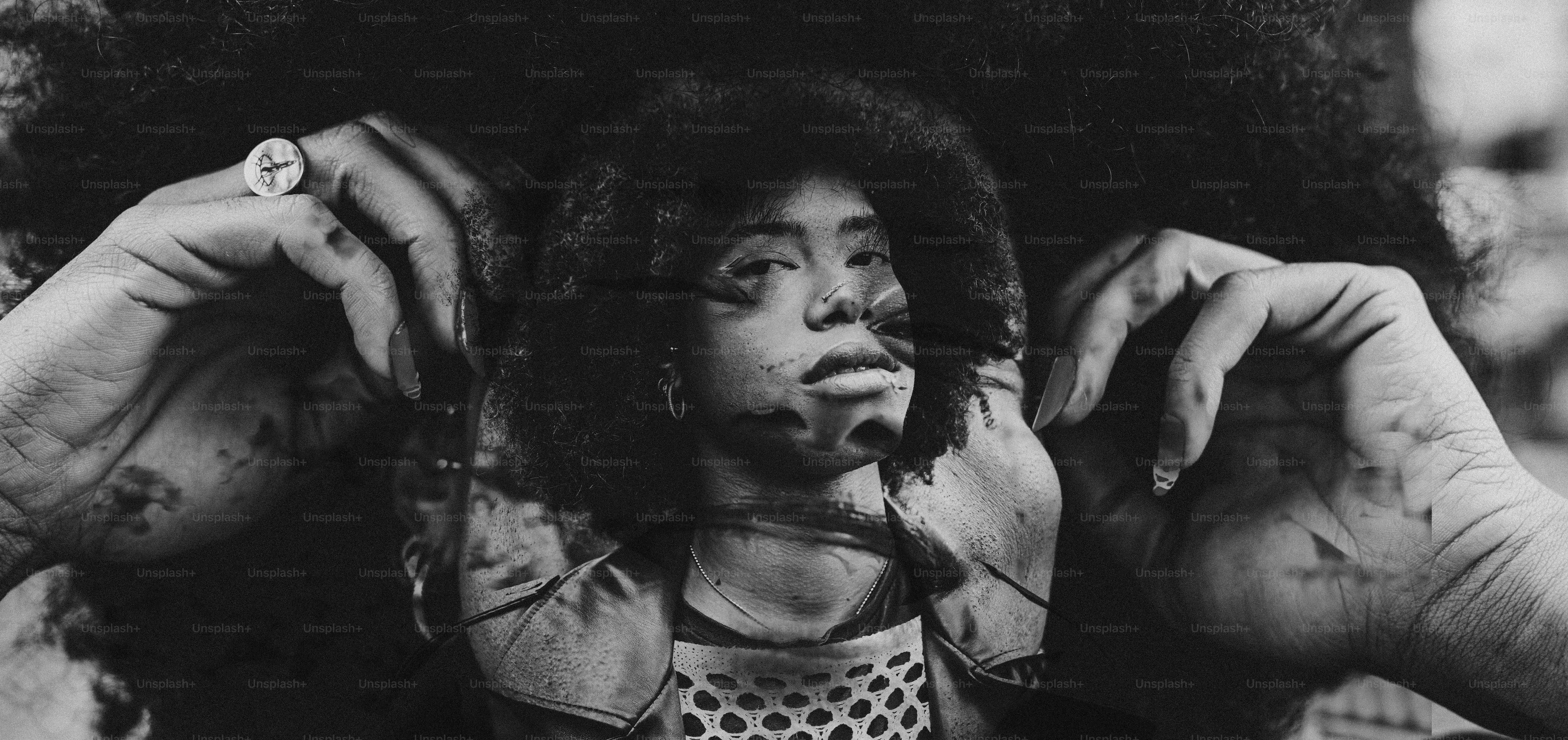 Mujer con manos enmarcando su rostro en blanco y negro foto – Imagen de  Estético en Unsplash, image size:3000x1416