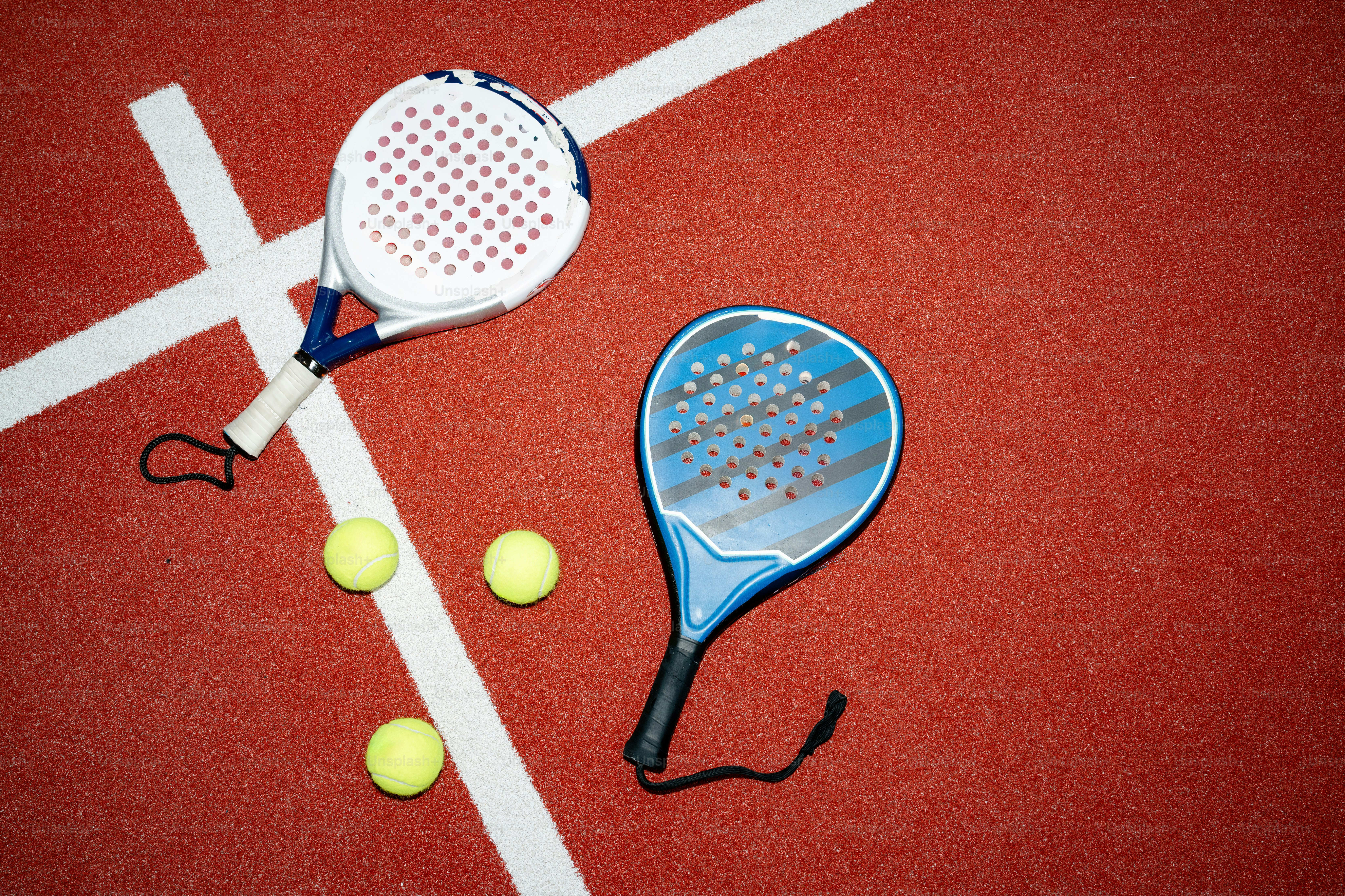Raquettes et balle sur court bleu