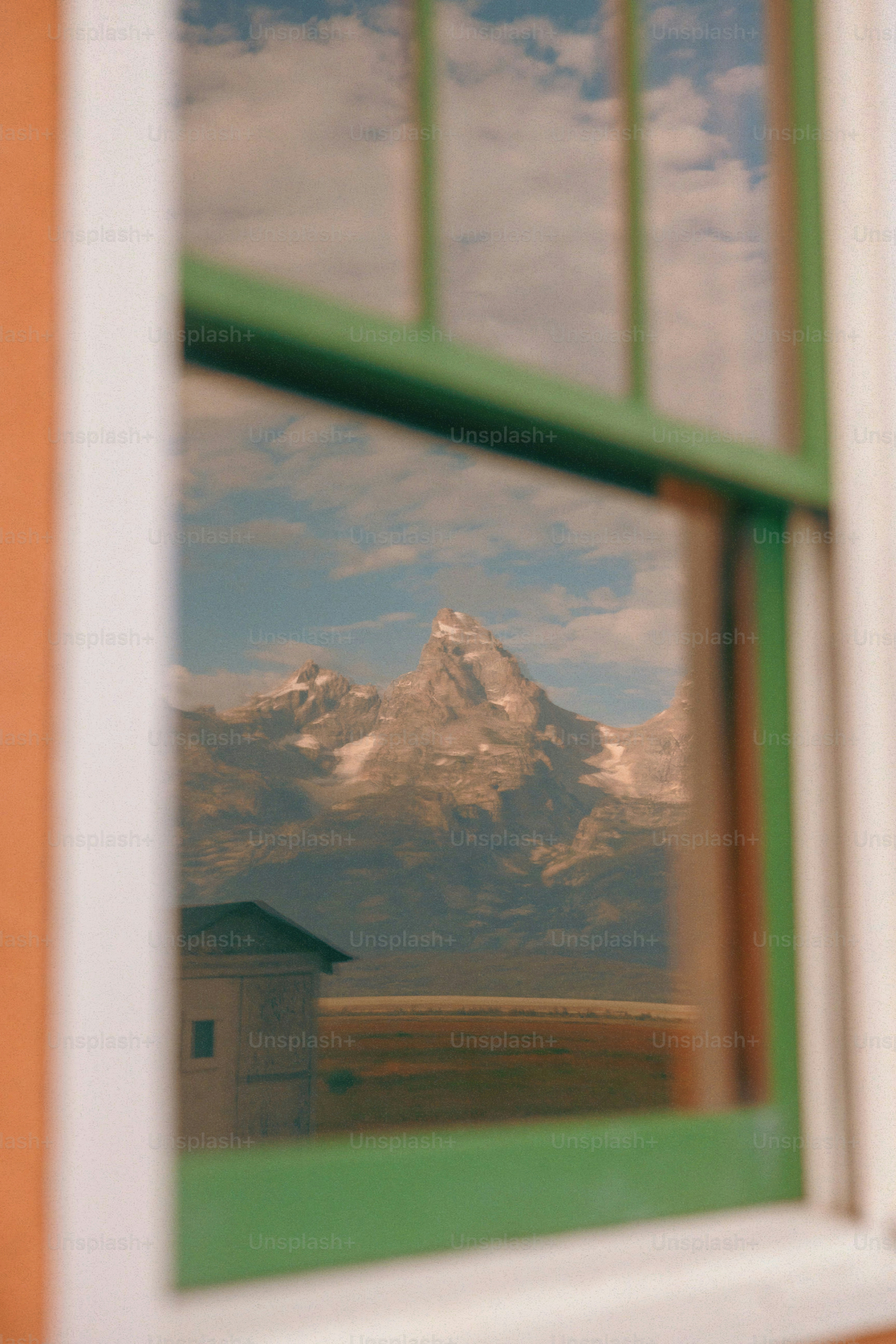 Reflexão da montanha em uma vidraça