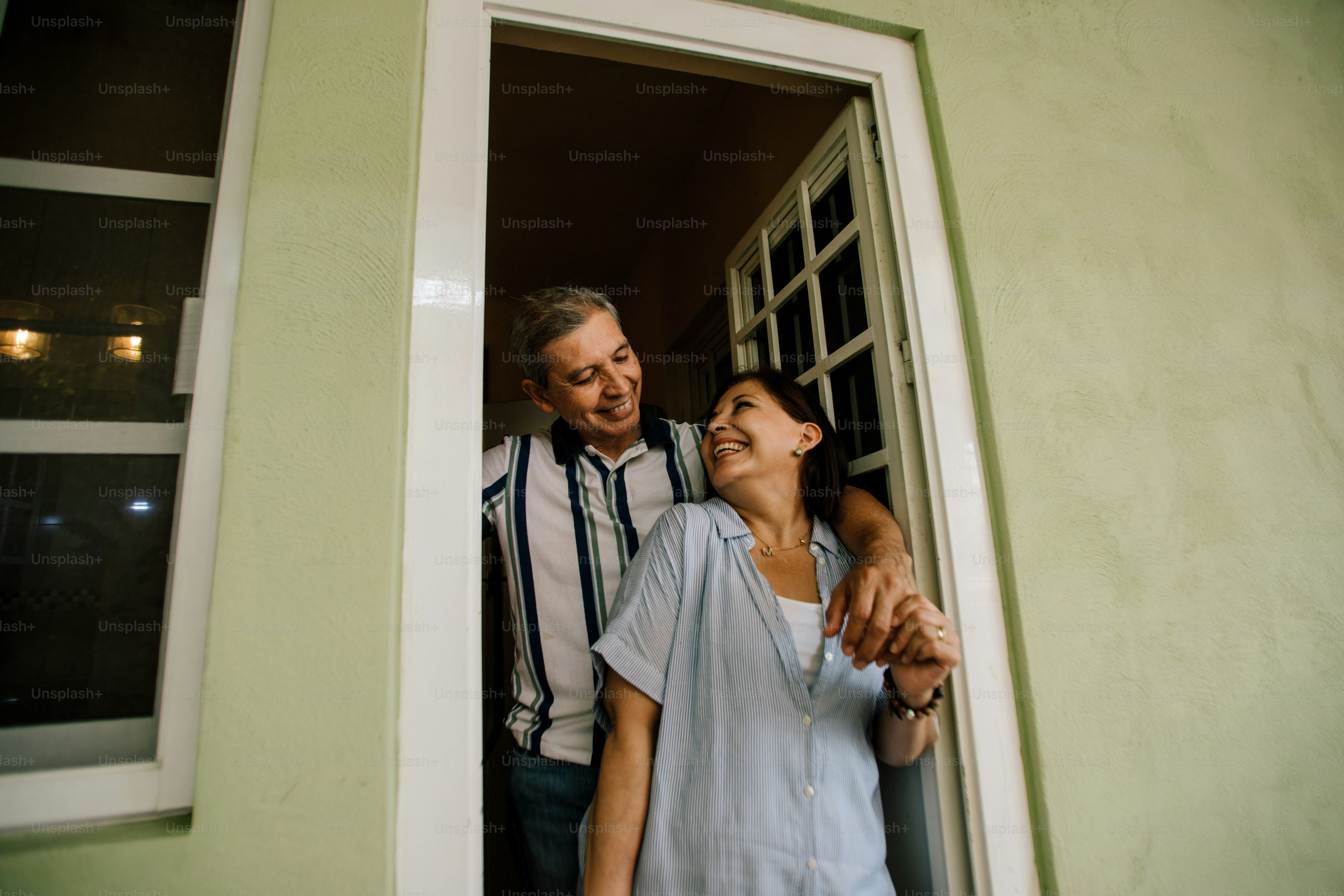 Couple se regardant à travers une porte.