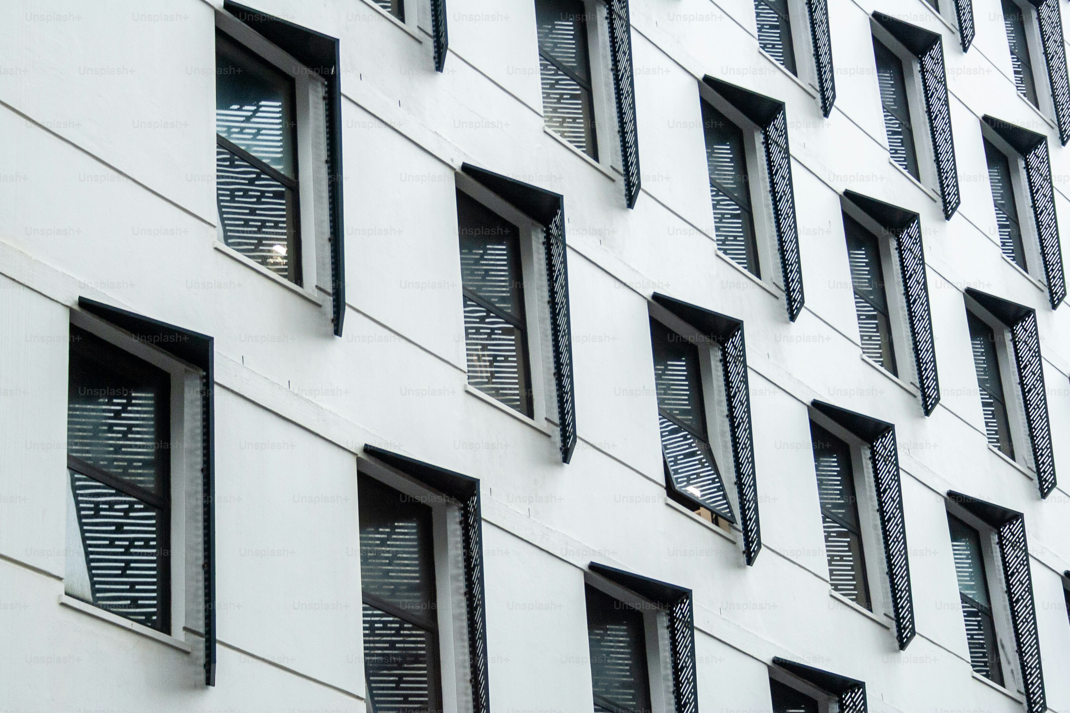 Fachada moderna del edificio con ventanas repetidas