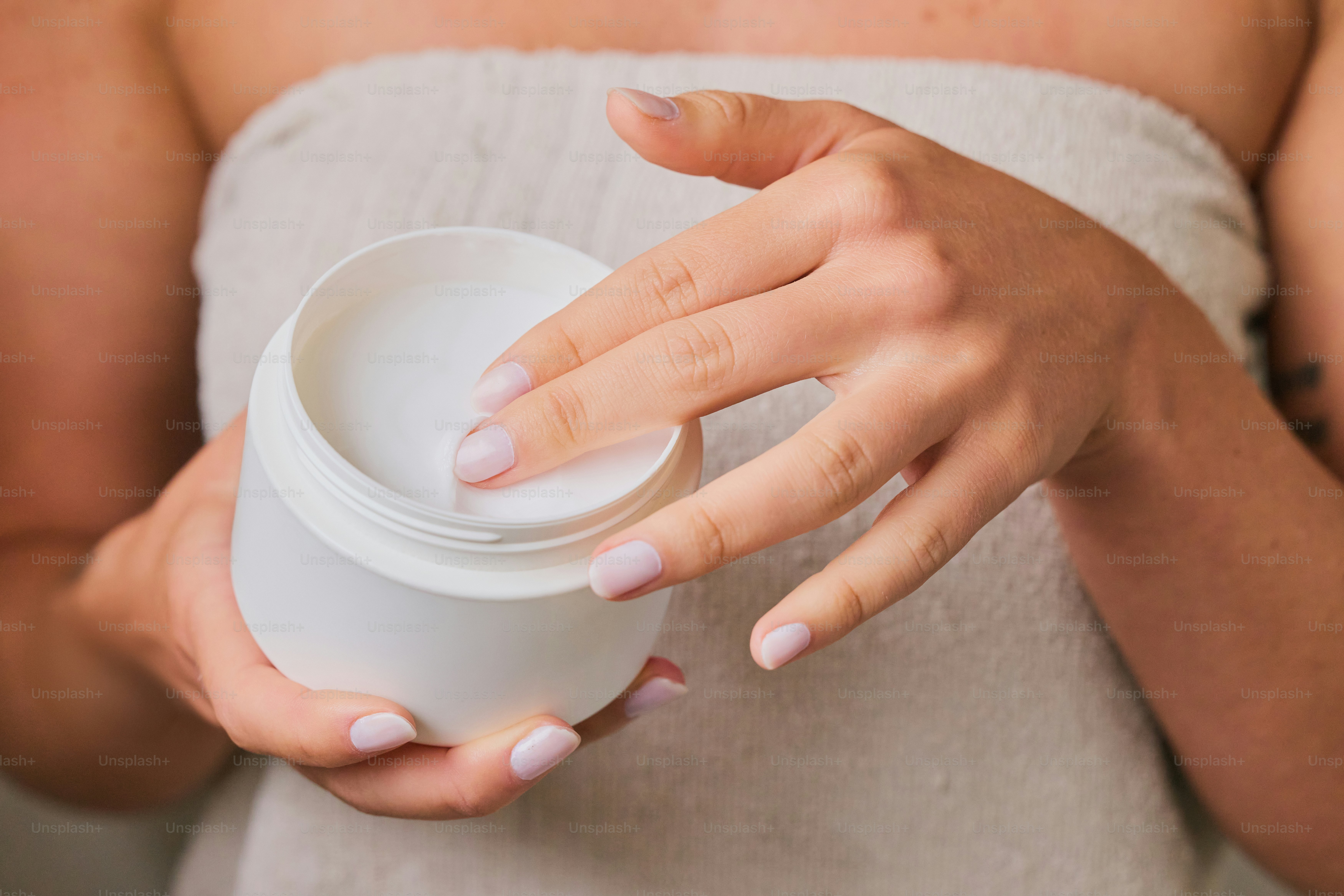 Tangan wanita membuka toples kosmetik