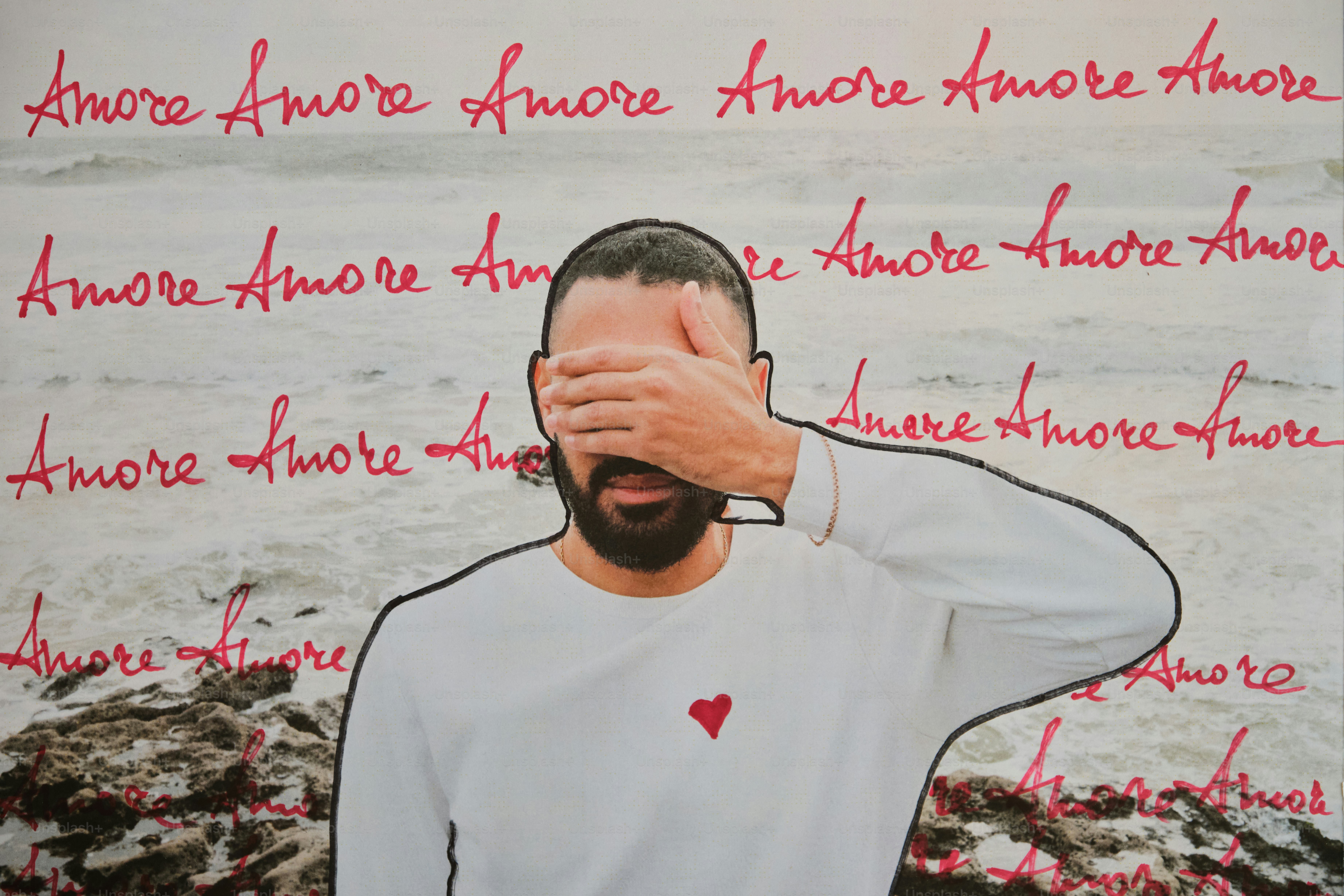 Mann, der die Augen mit "Amore"-Texthintergrund bedeckt