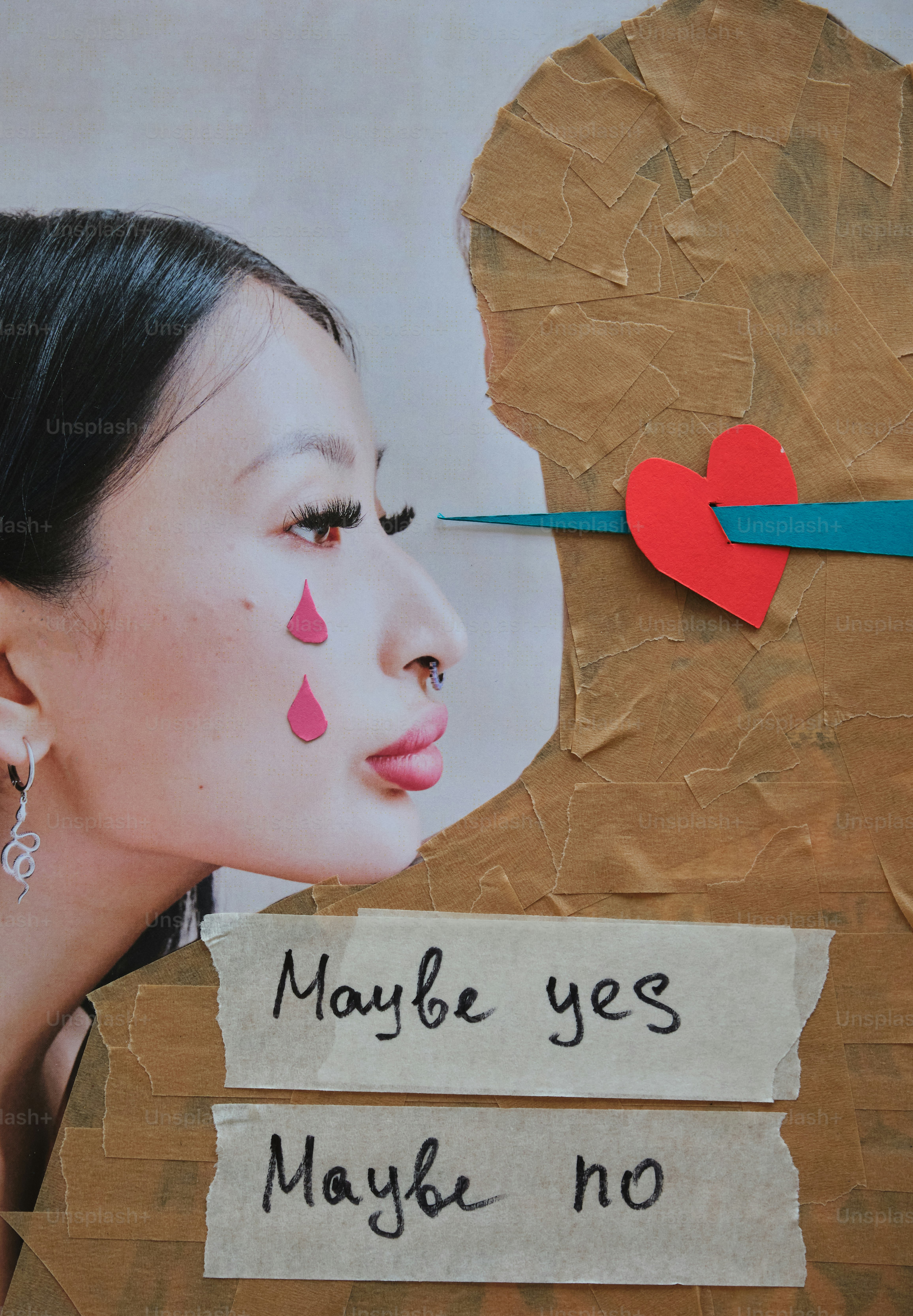 Mujer con lágrimas y corazón atravesado por una flecha.