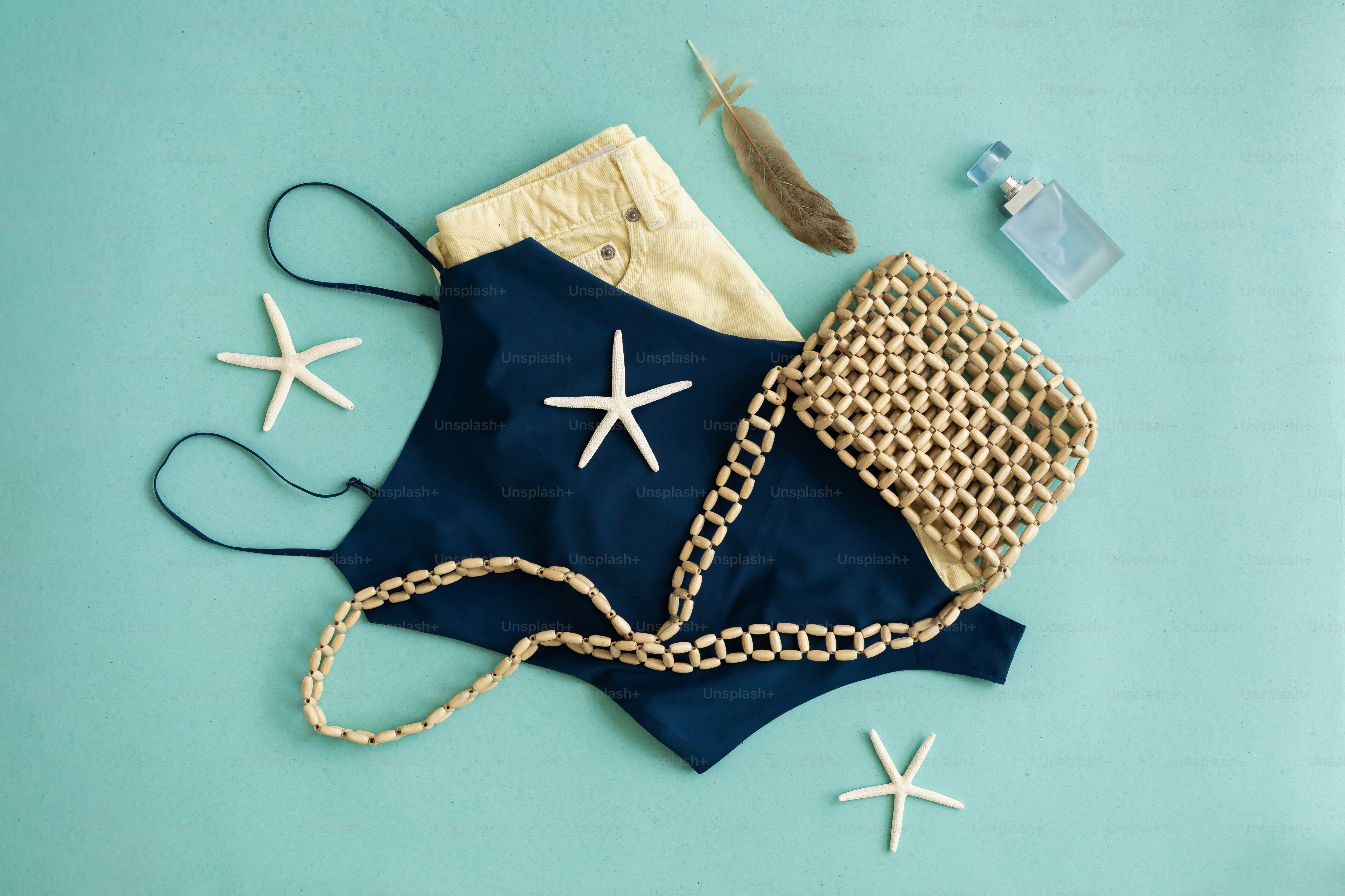 Maillot de bain marine avec étoile de mer et accessoires de plage