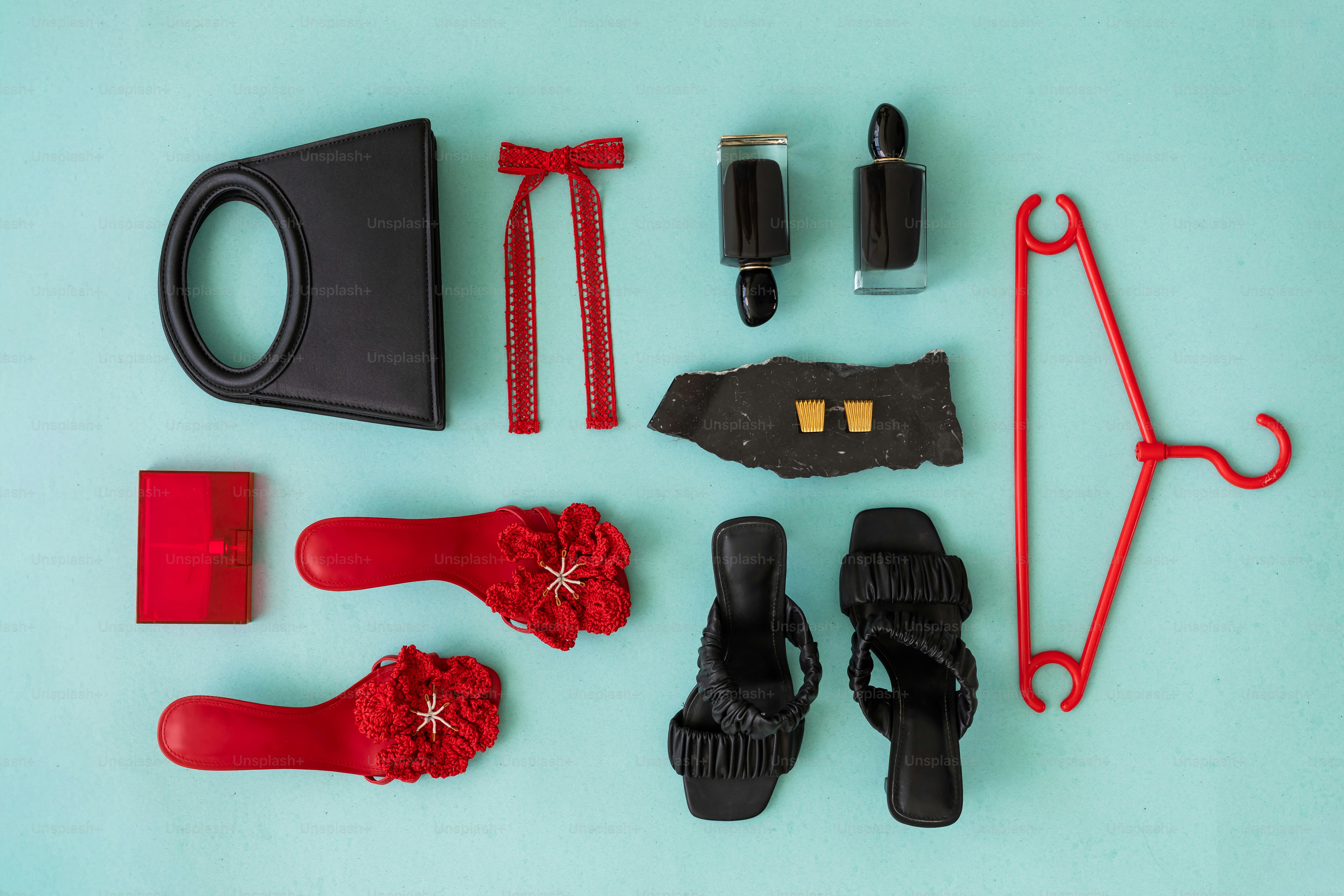 Flache Lage von Modeaccessoires wie Schuhen und Make-up.