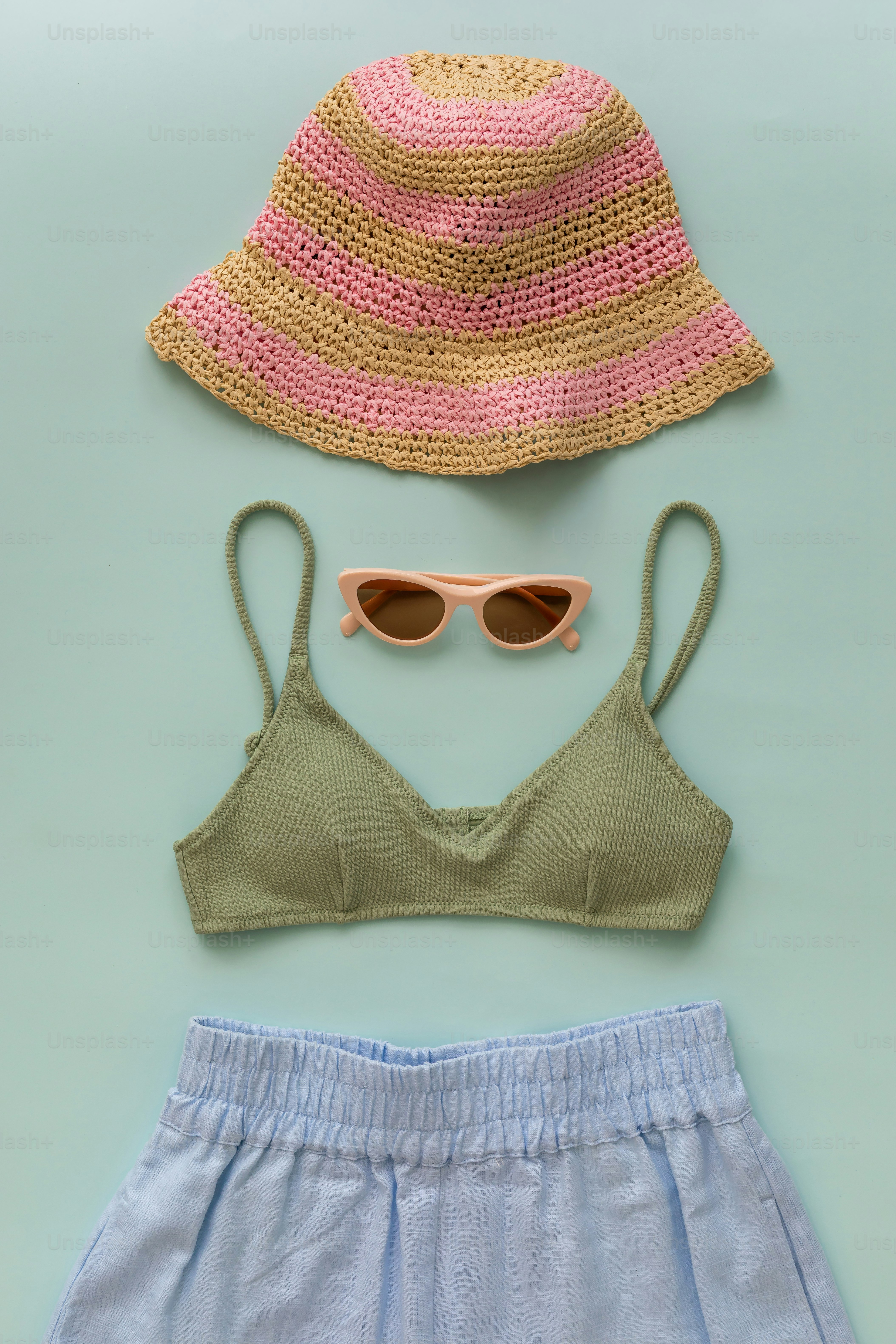 Atuendo de verano con sombrero, gafas de sol, top de bikini y pantalones cortos
