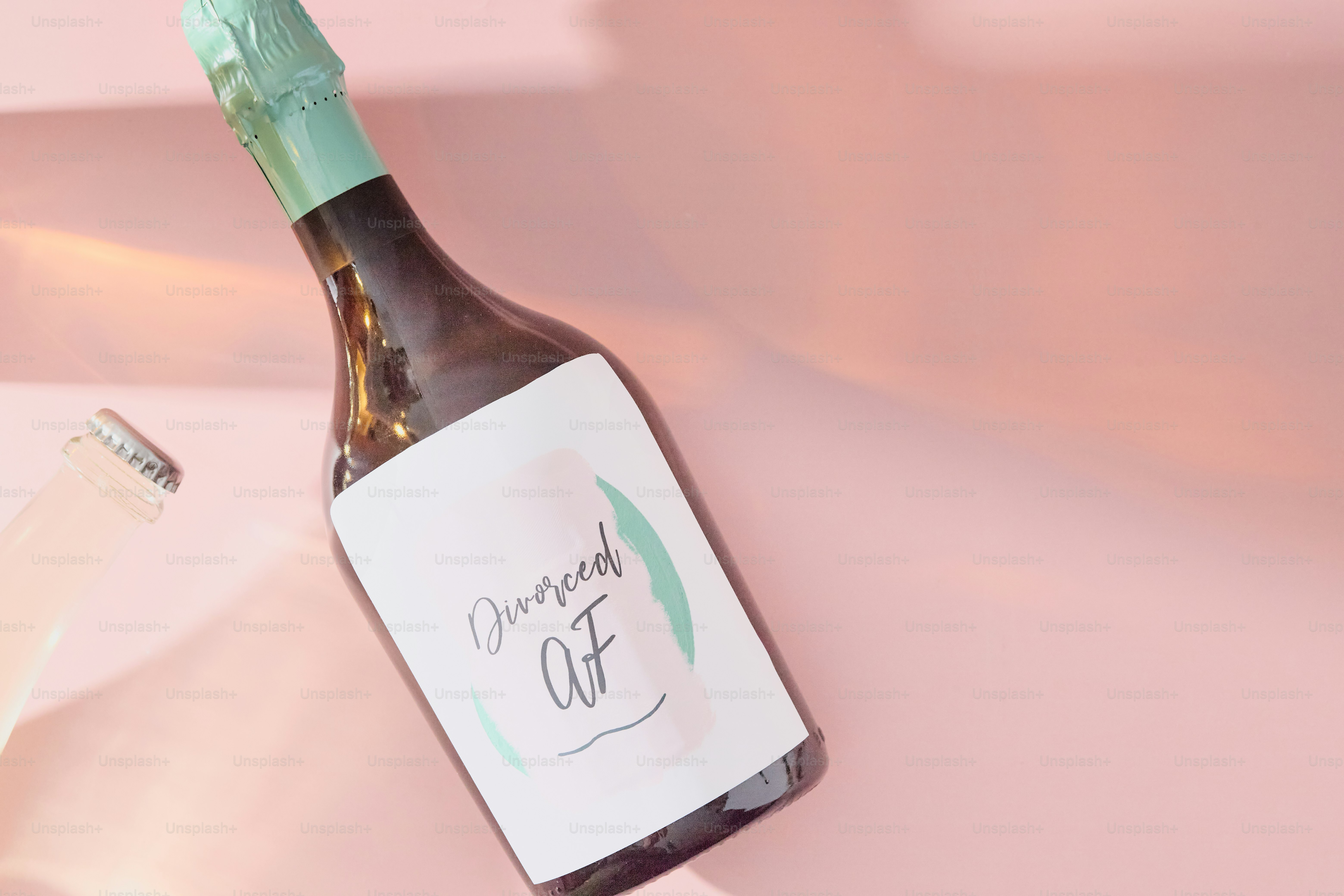 Eine Flasche Champagner mit pastellfarbenem Hintergrund