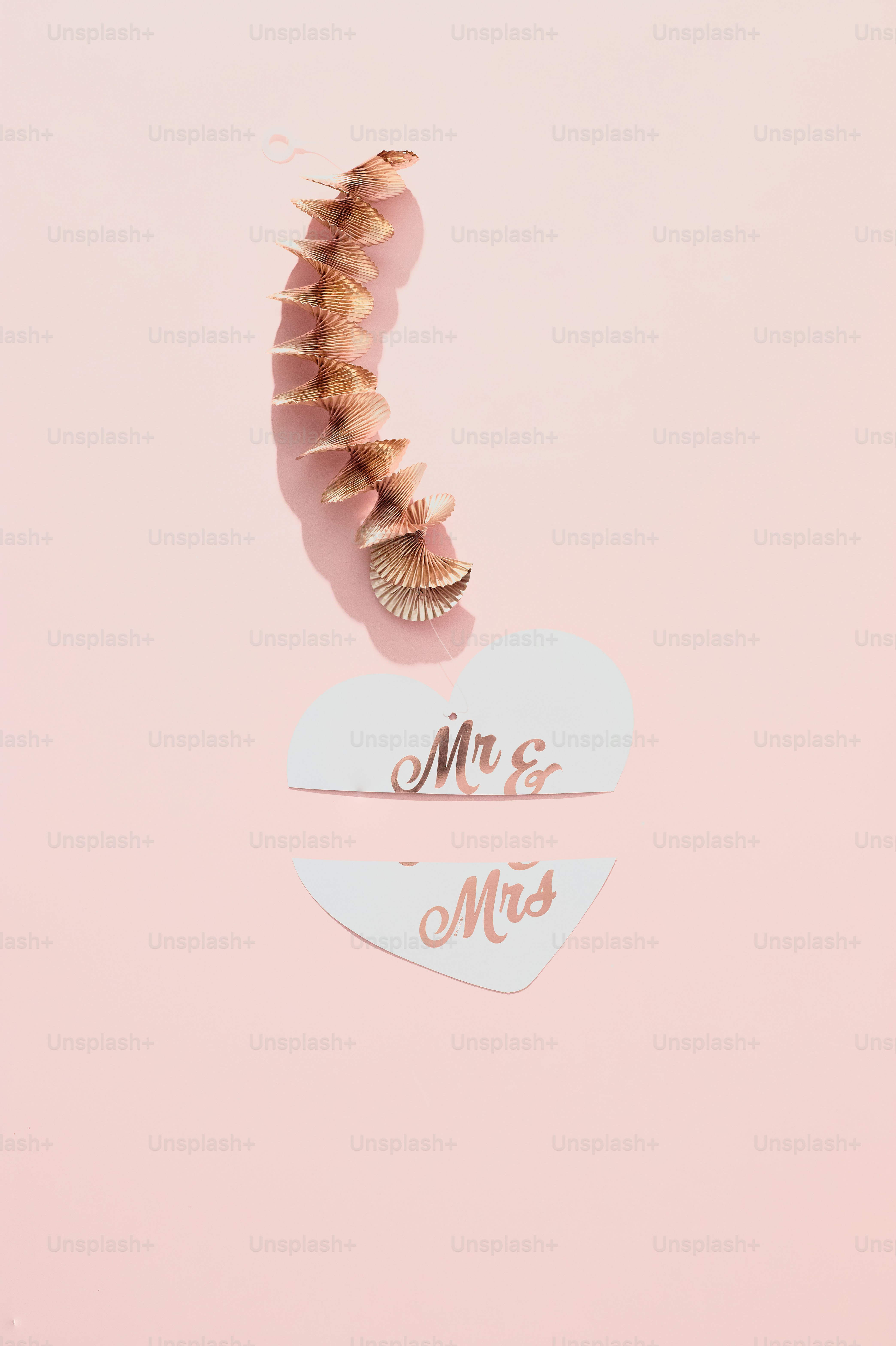 Mr & Mrs on Heart mit Muschel auf Pink