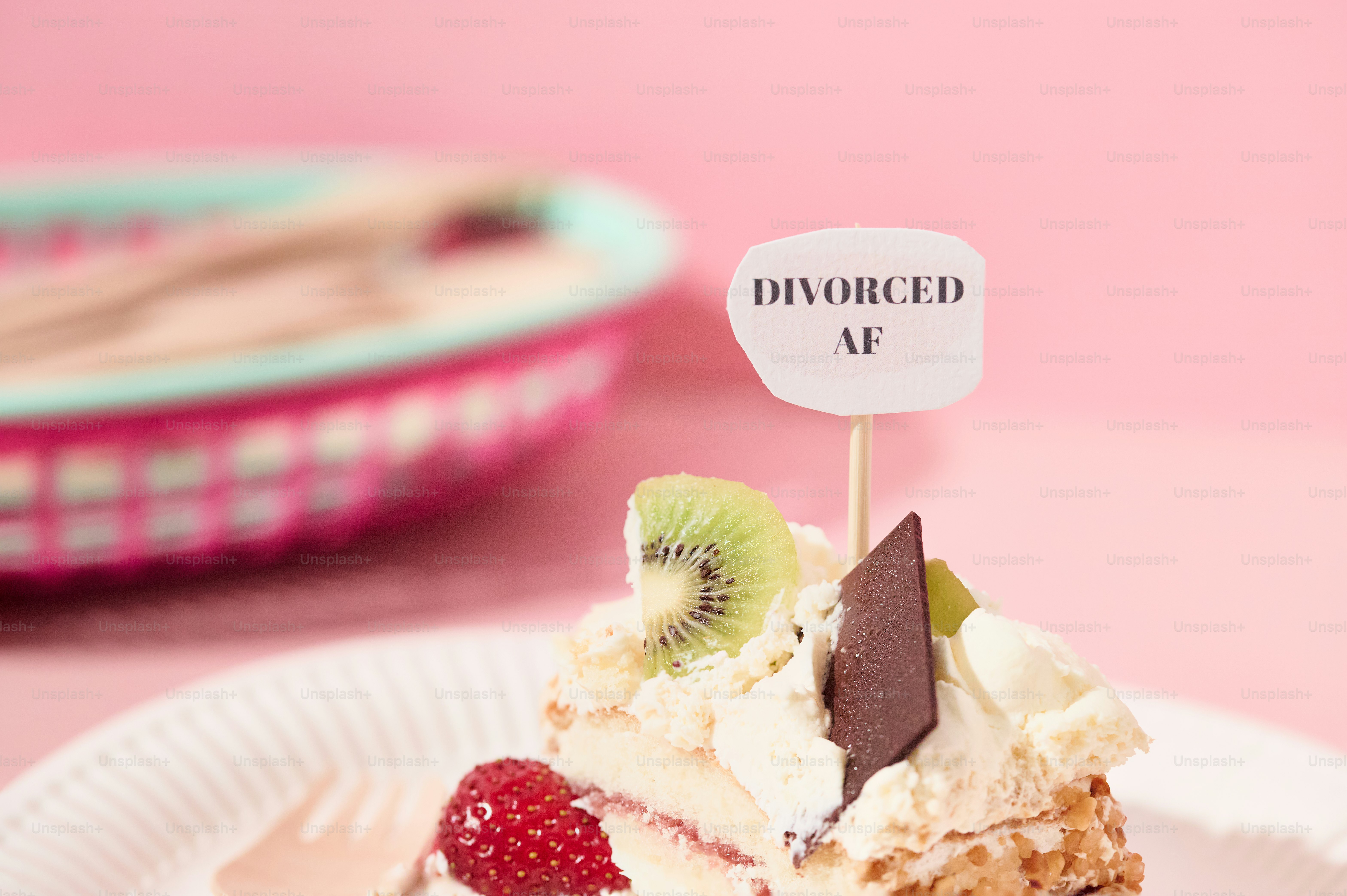 Dessert mit einem "geschiedenen af"-Kuchenaufleger.