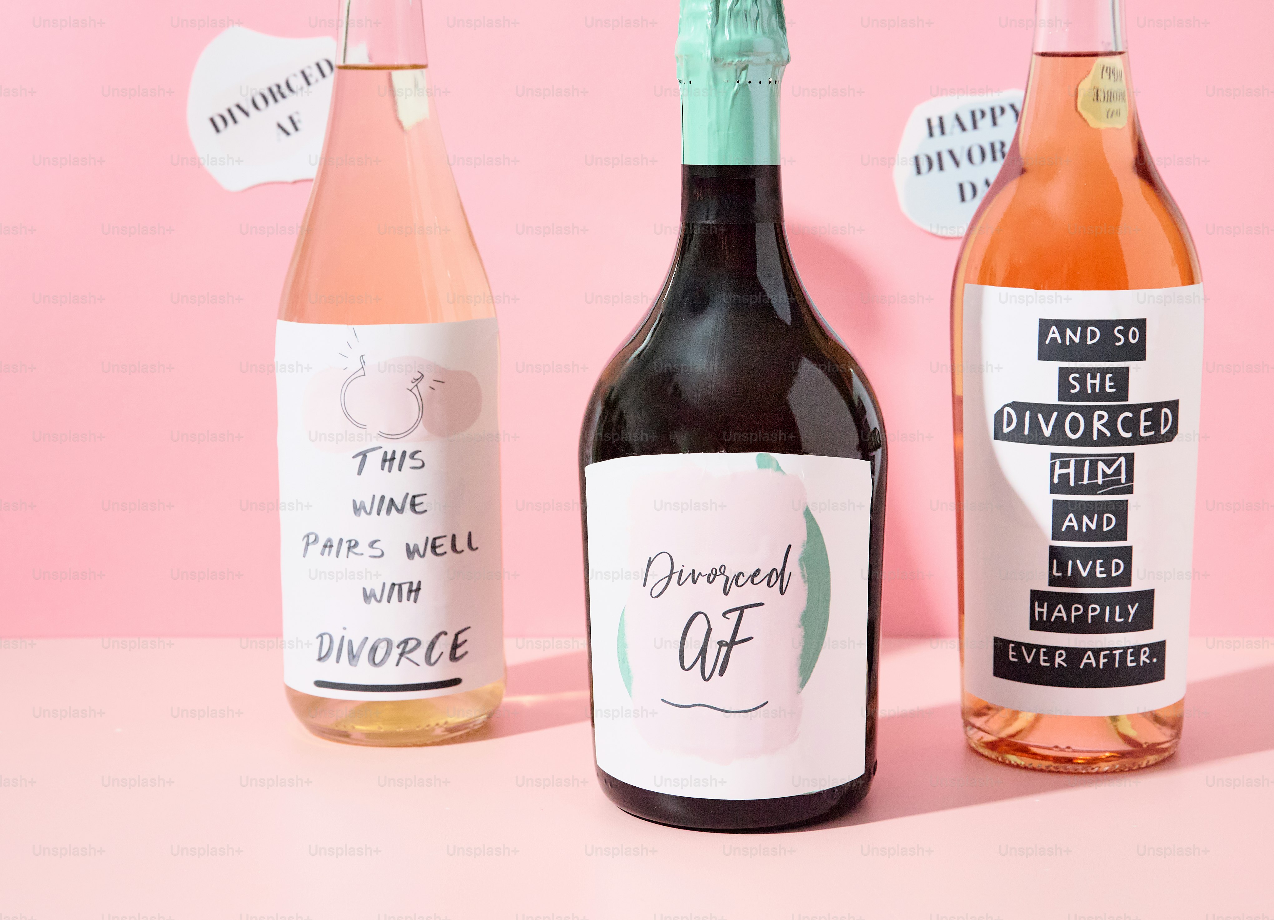 Trois bouteilles de vin avec des étiquettes sur le thème du divorce.