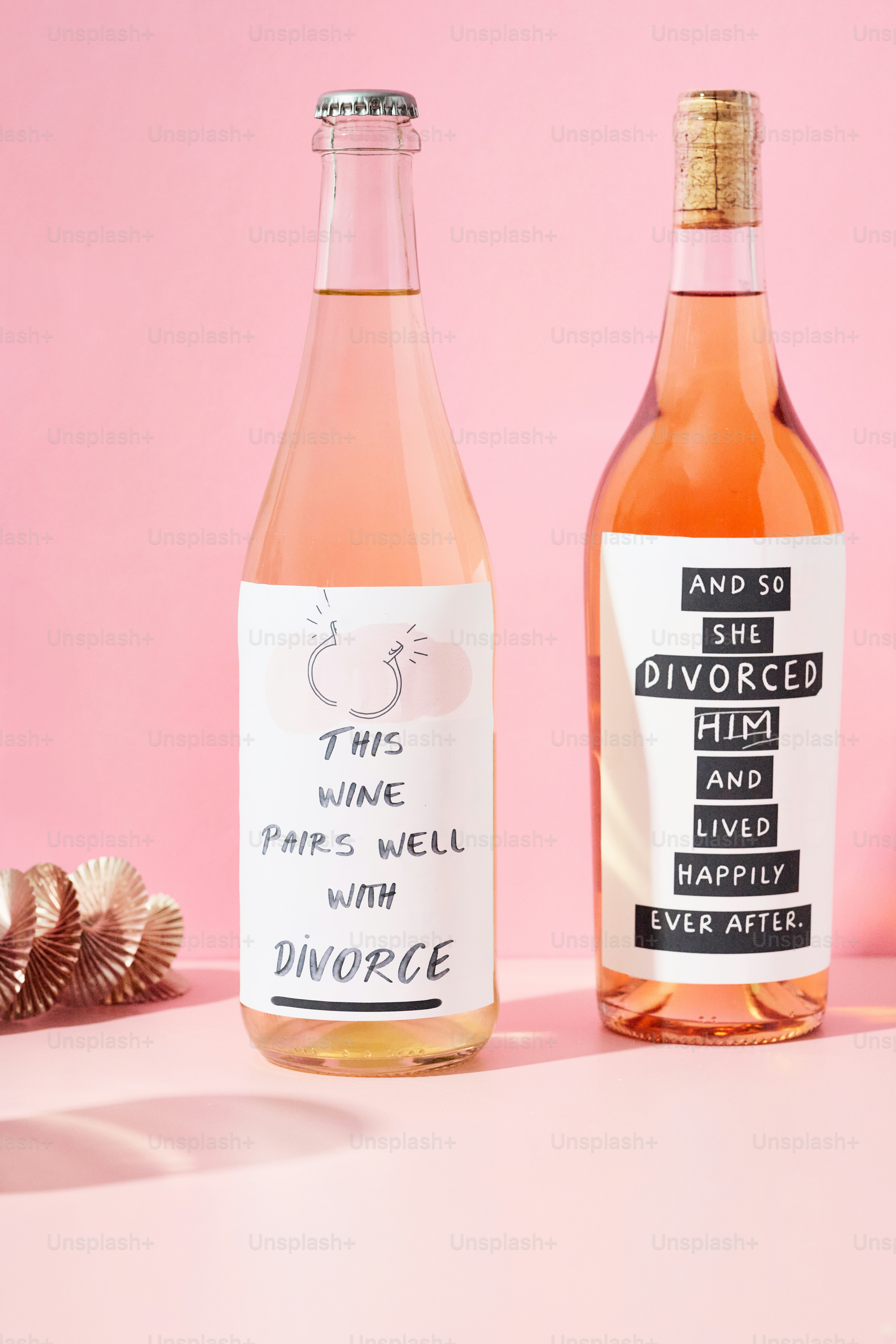 Deux bouteilles de vin rosé avec des étiquettes sur le thème du divorce.