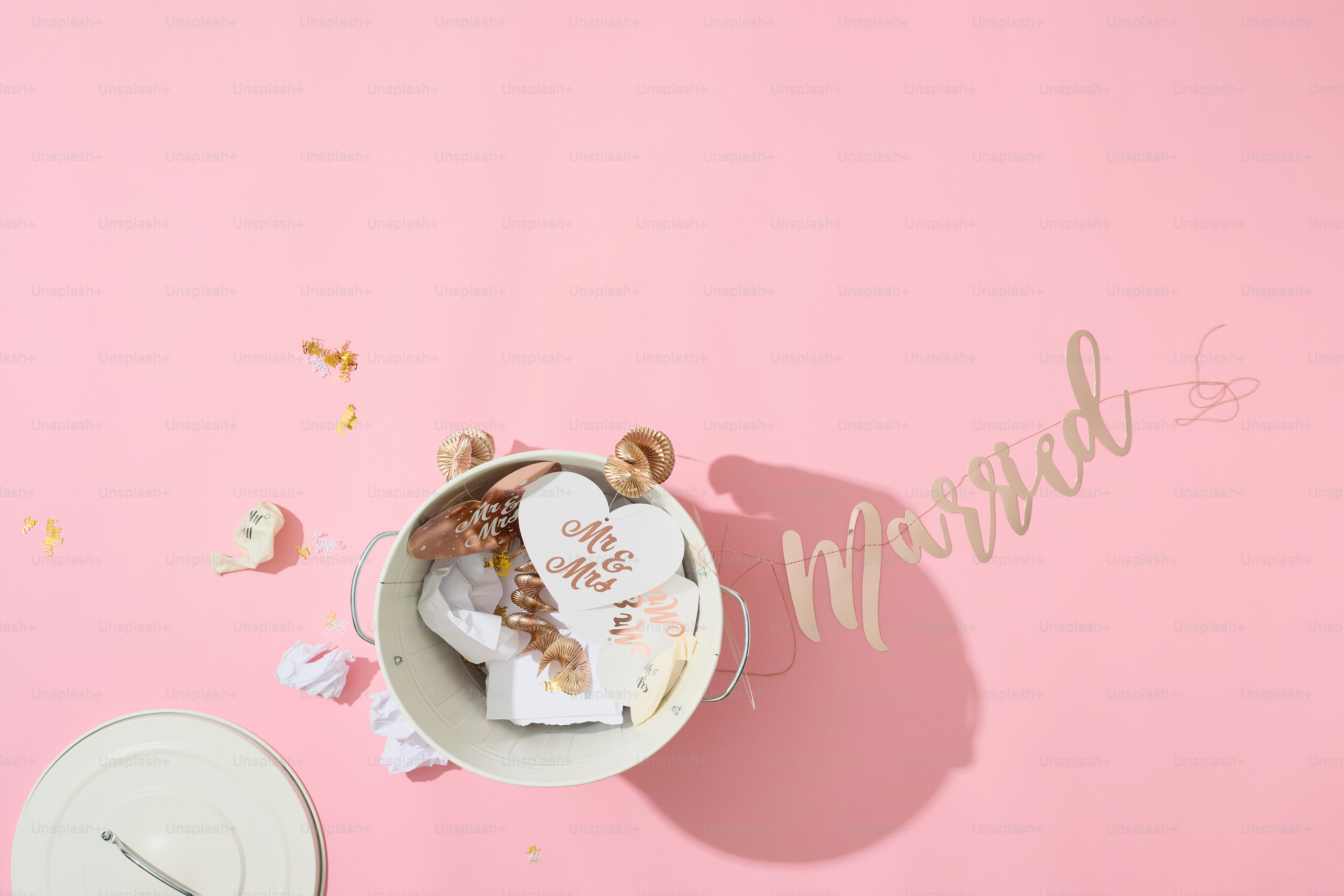 Hochzeitsdekoration im Eimer mit "Ehe"-Banner