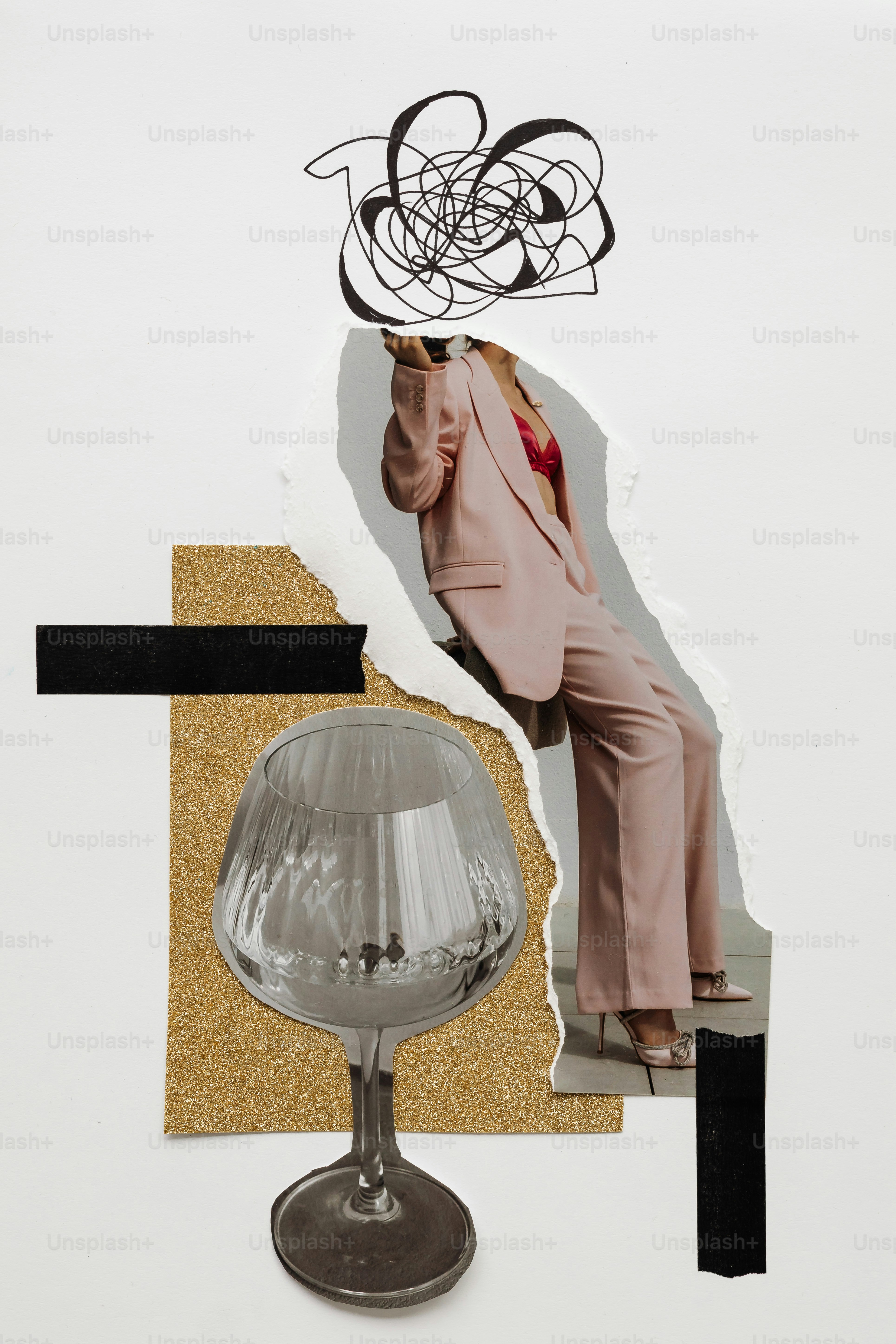 Donna in abito rosa con disegno astratto sopra la testa.