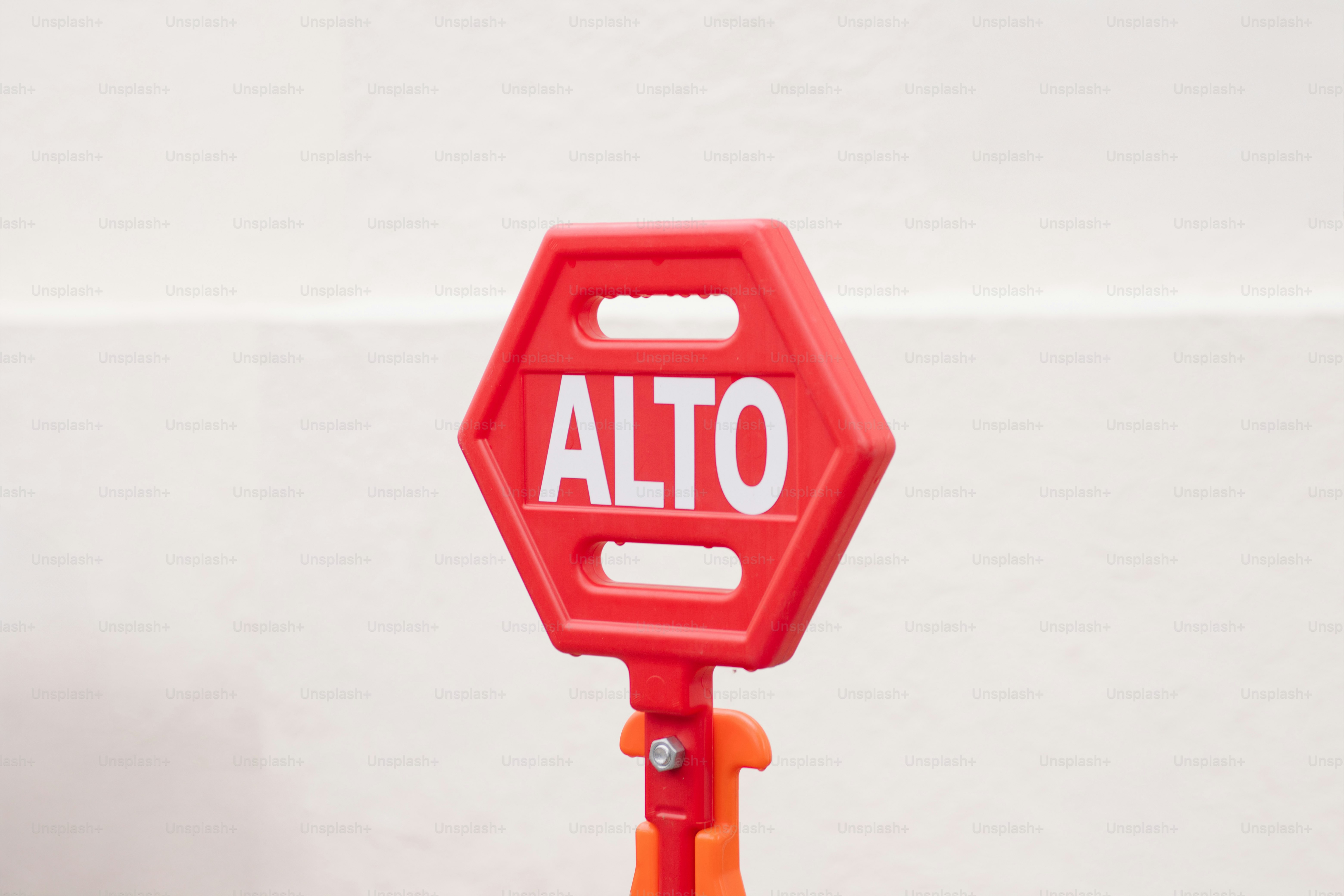 Red hexagonal sign with the word alto