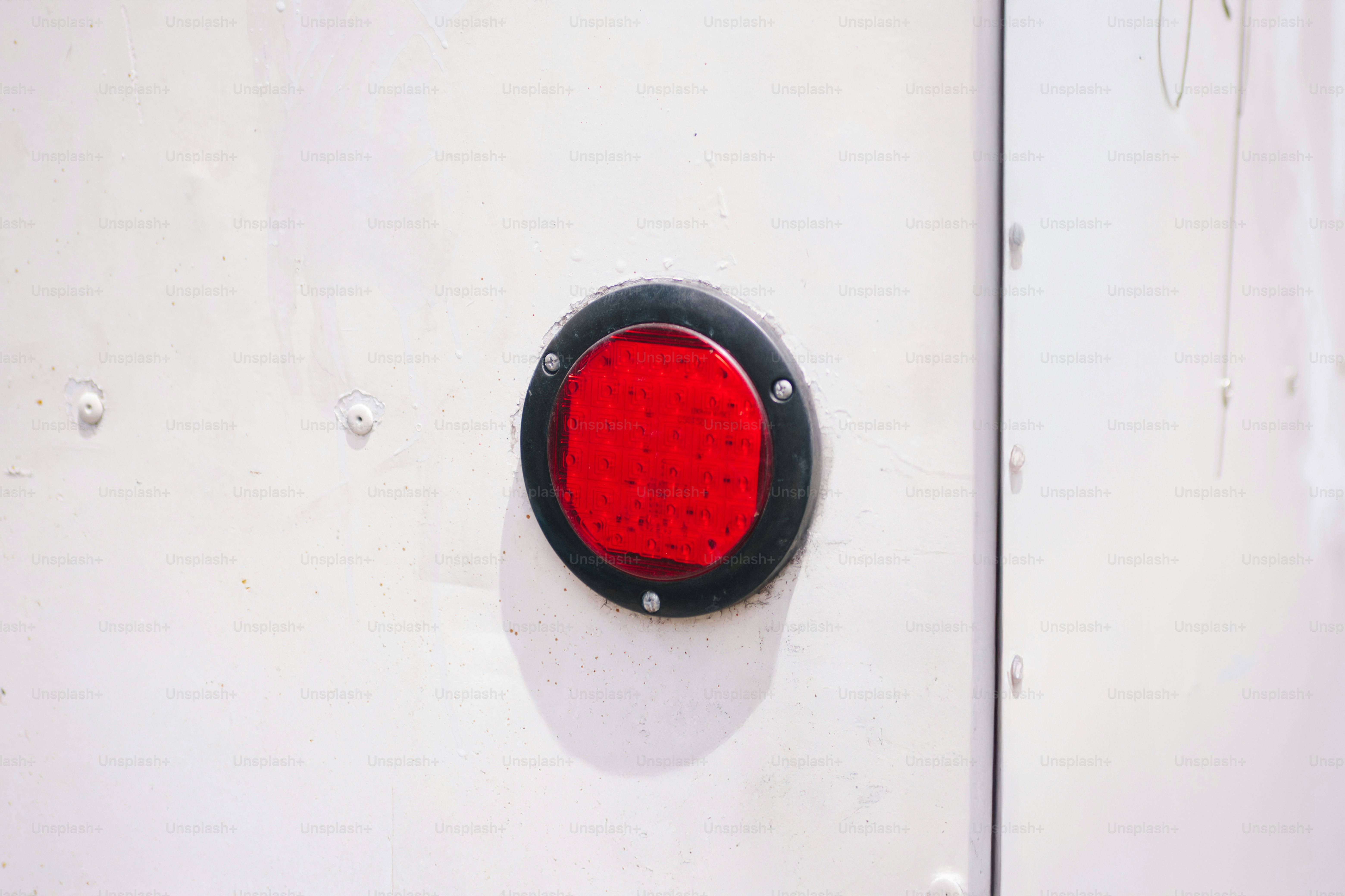 Roter kreisförmiger Reflektor auf weißer Fläche