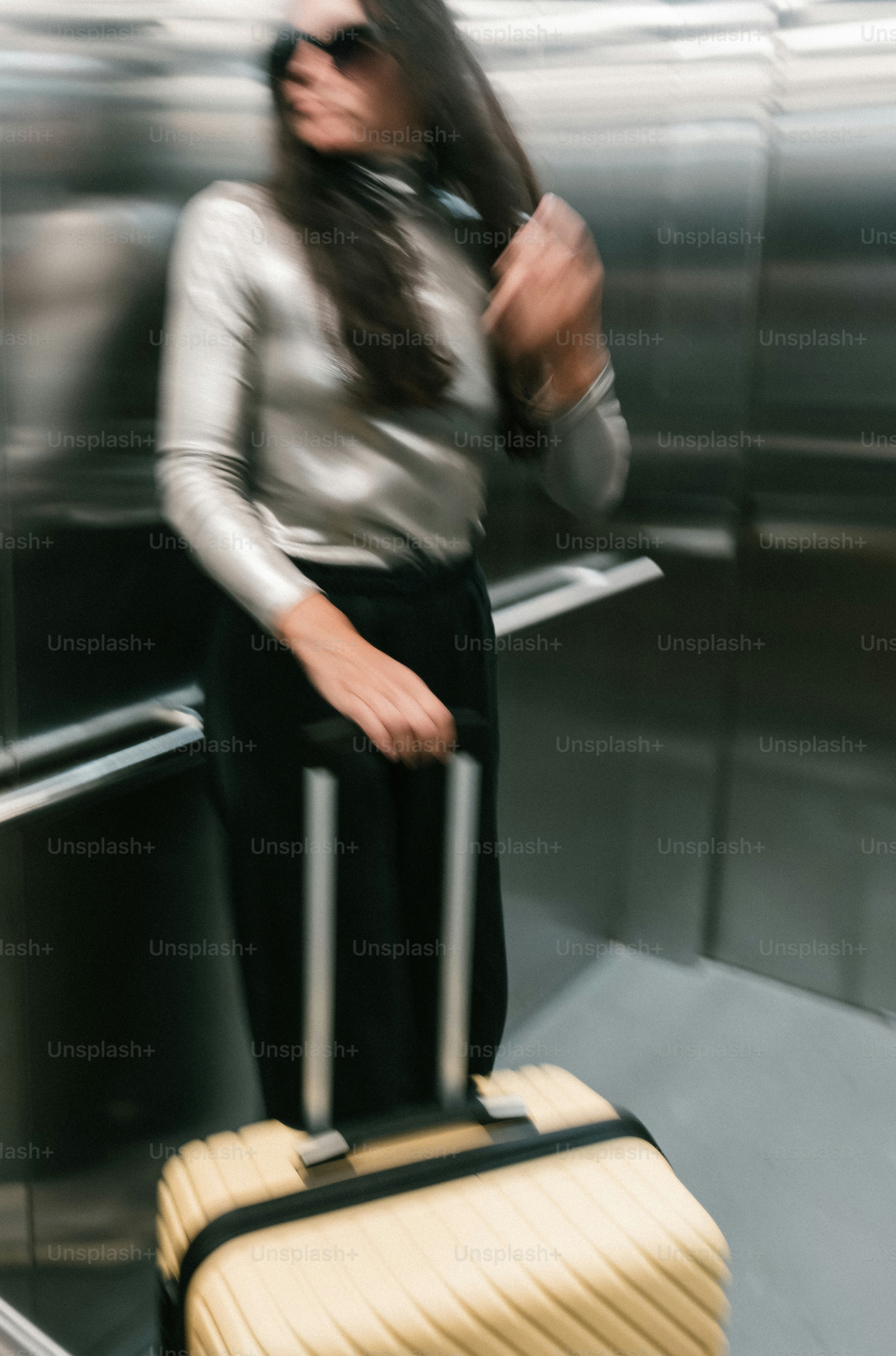 Mulher com mala de viagem no elevador