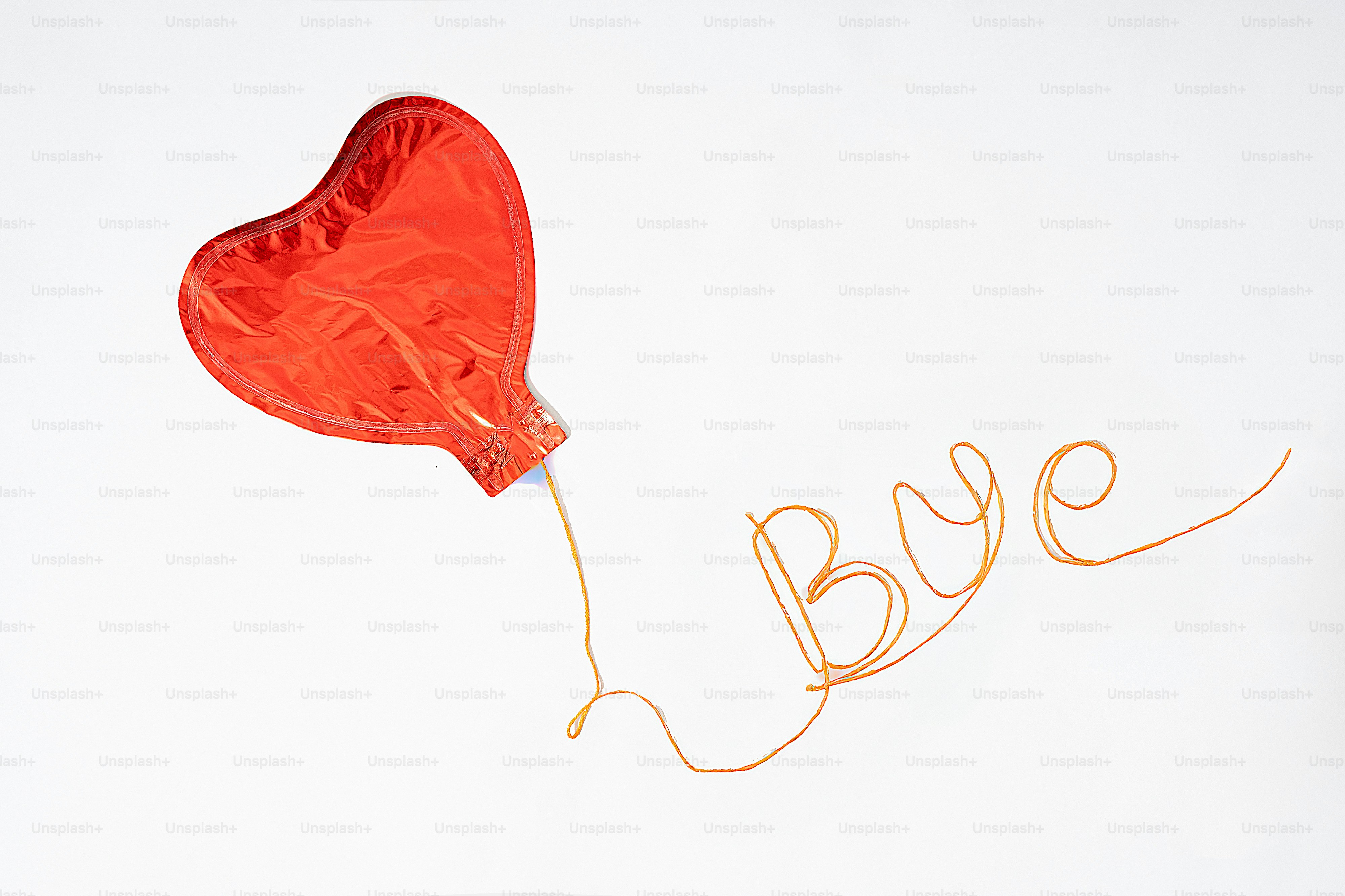 Balon hati merah dengan kata selamat tinggal
