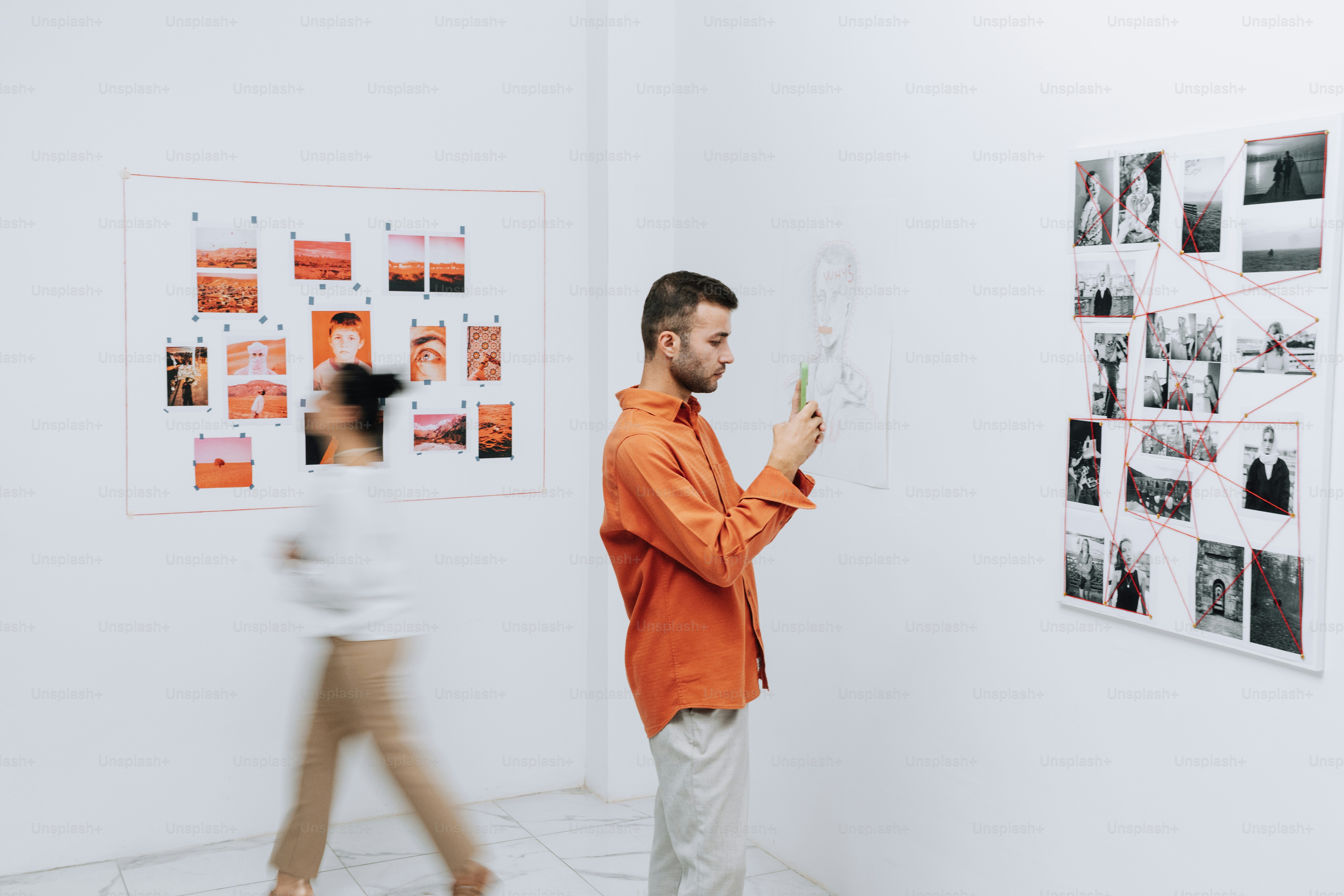 Homem desenhando em um quadro branco com fotos