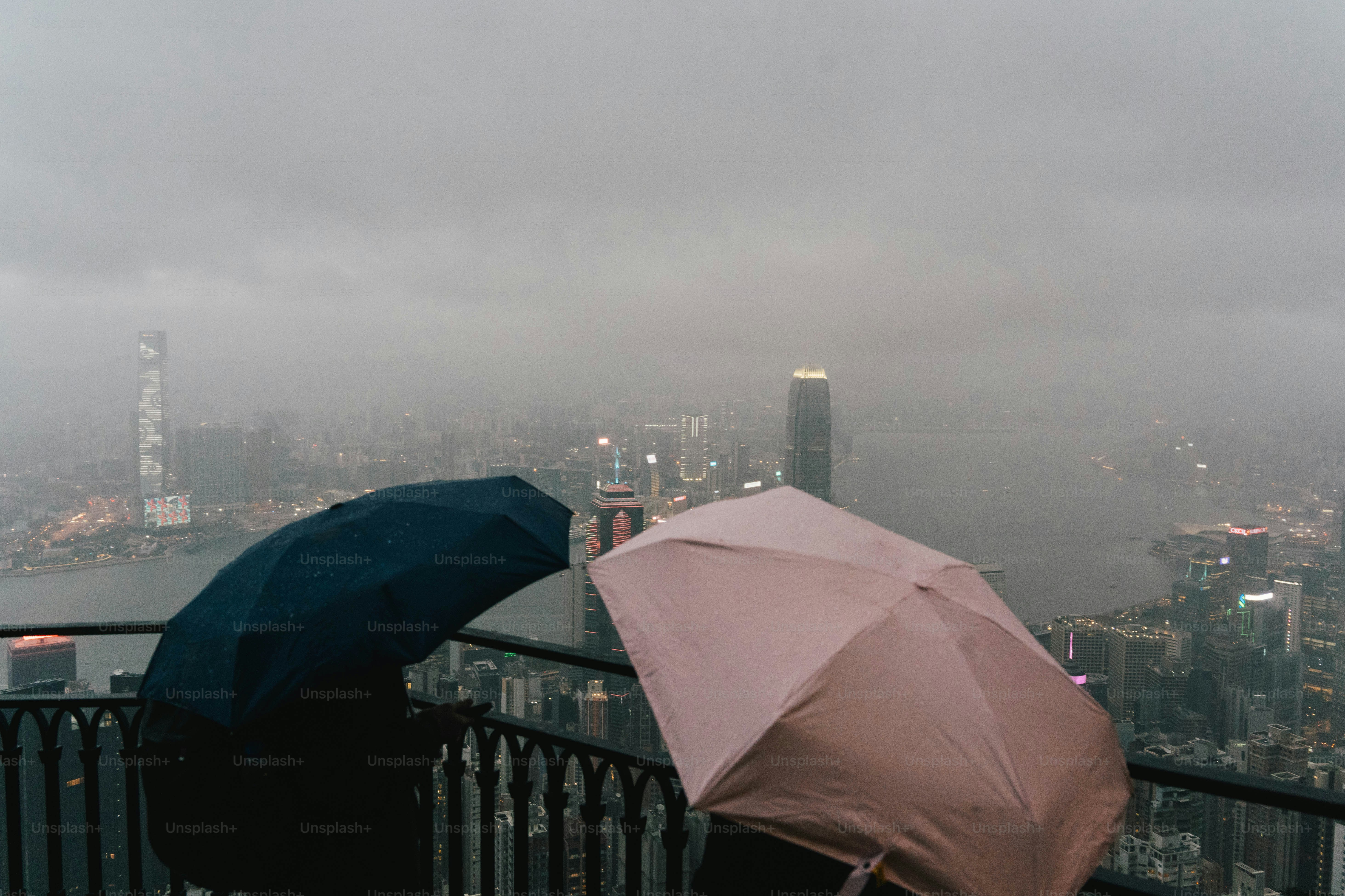 Dos paraguas en un mirador lluvioso de la ciudad