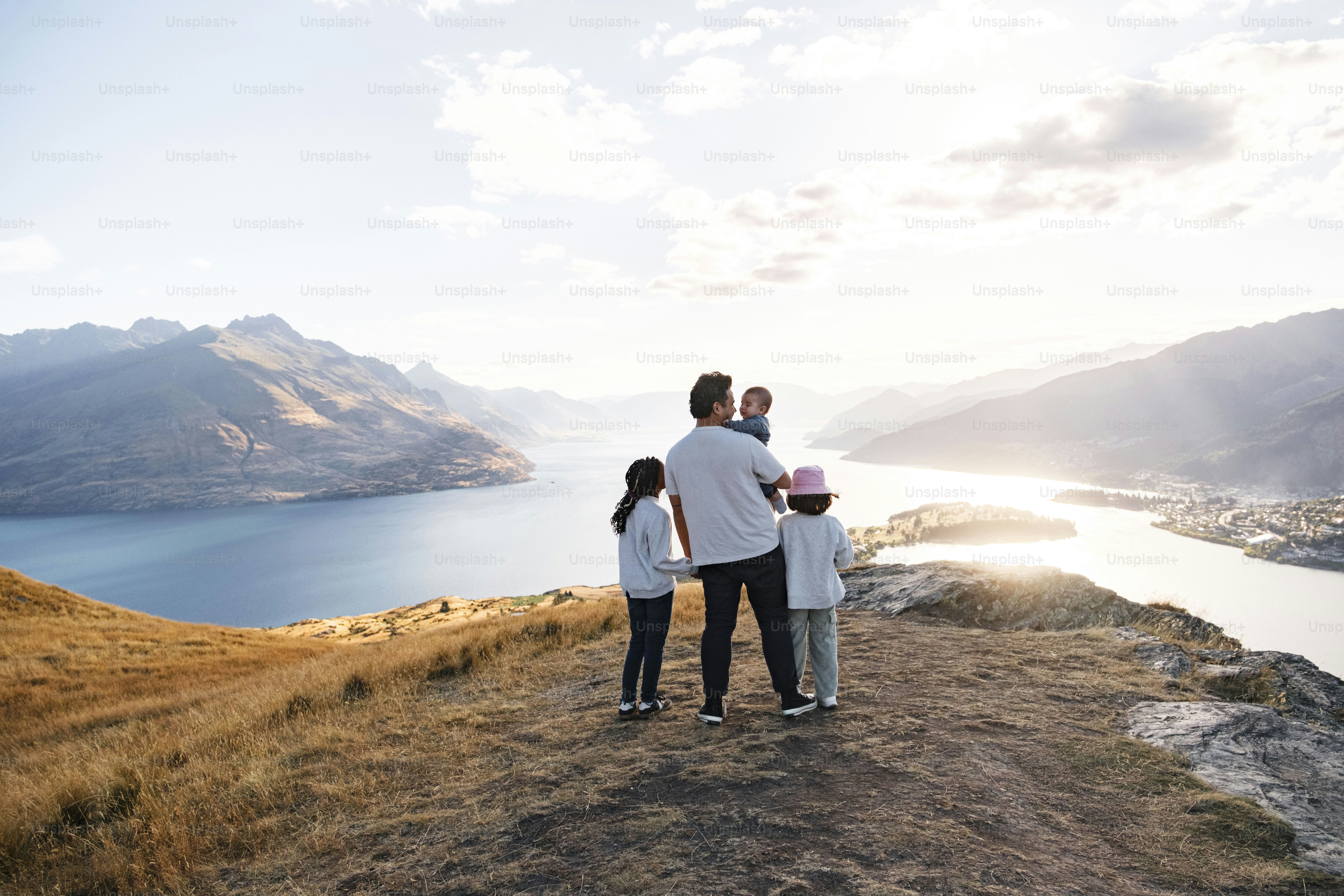 Familia disfrutando de una vista panorámica de las montañas y el lago.