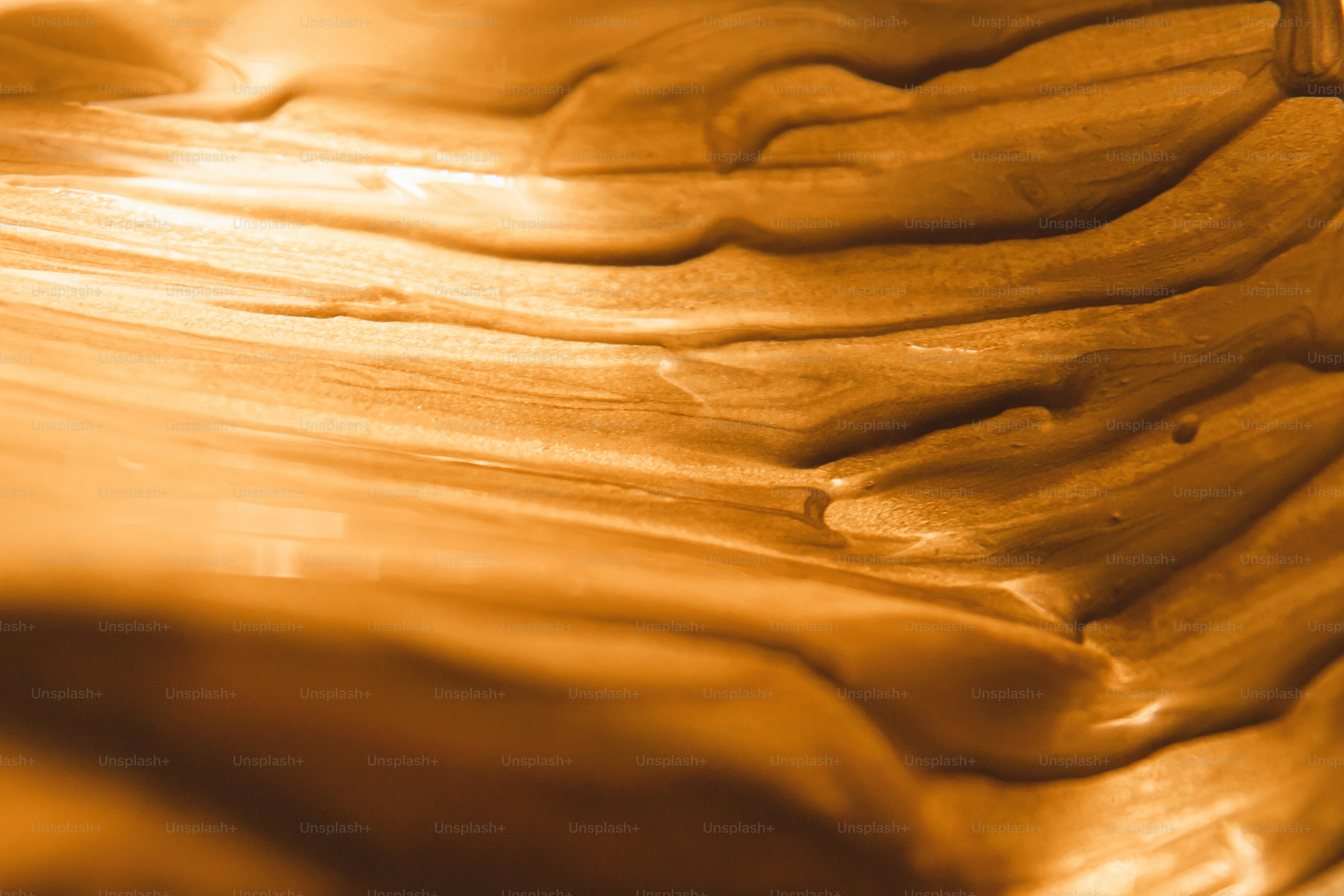 Abstrakter goldbrauner strukturierter Hintergrund mit Licht
