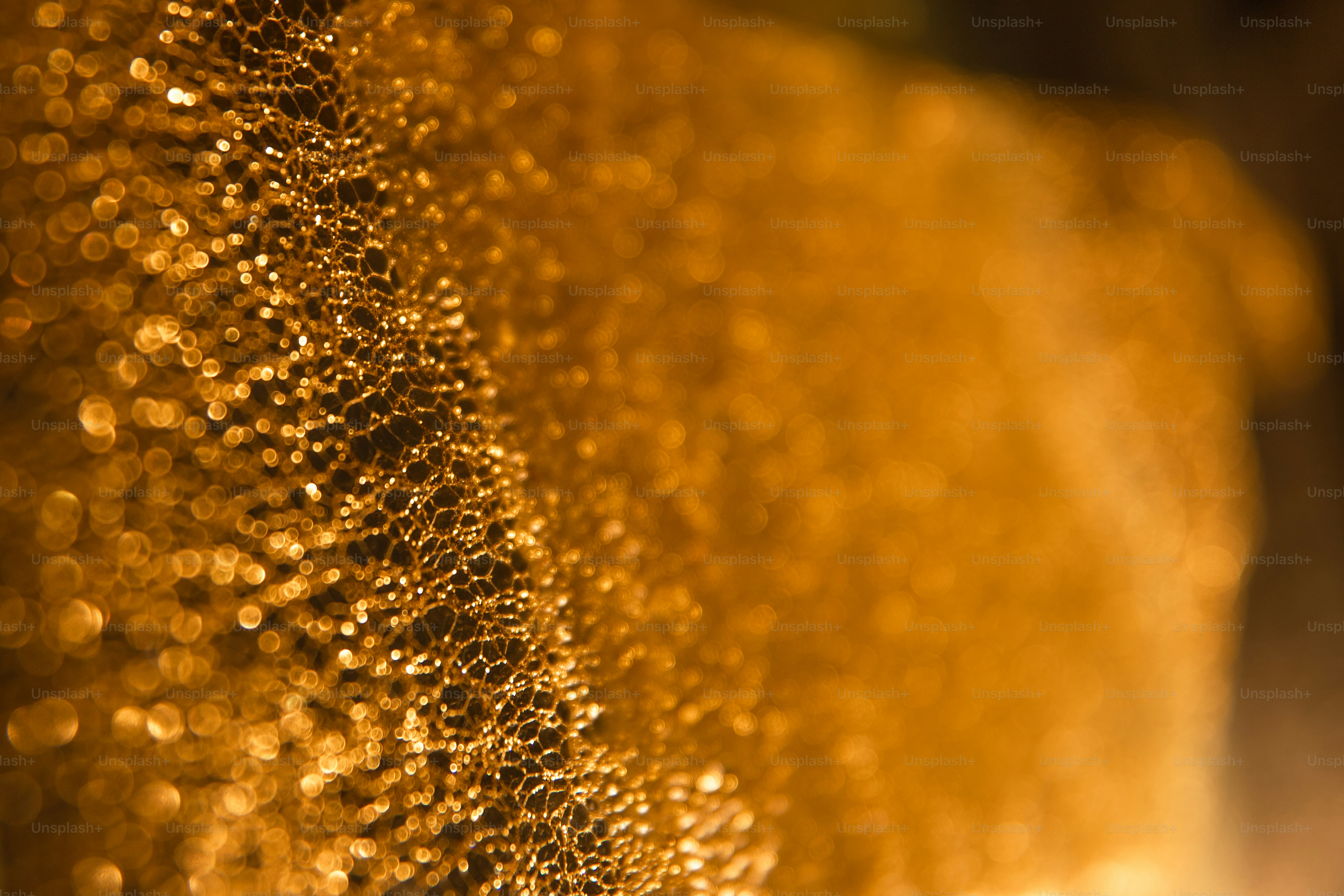 Nahaufnahme einer funkelnden goldenen Textur mit Bokeh-Effekt