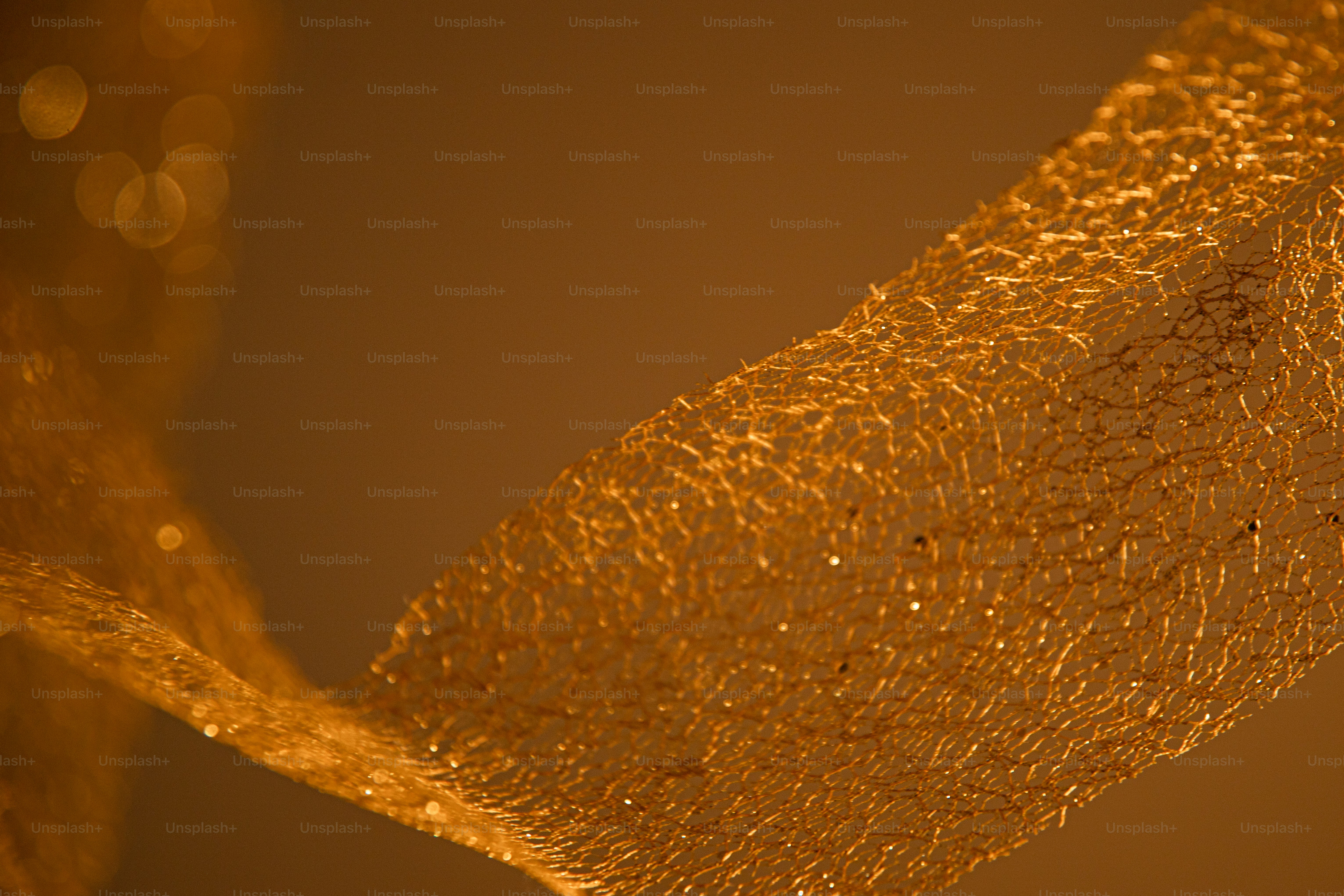 Gros plan d’un ruban doré texturé avec des étincelles