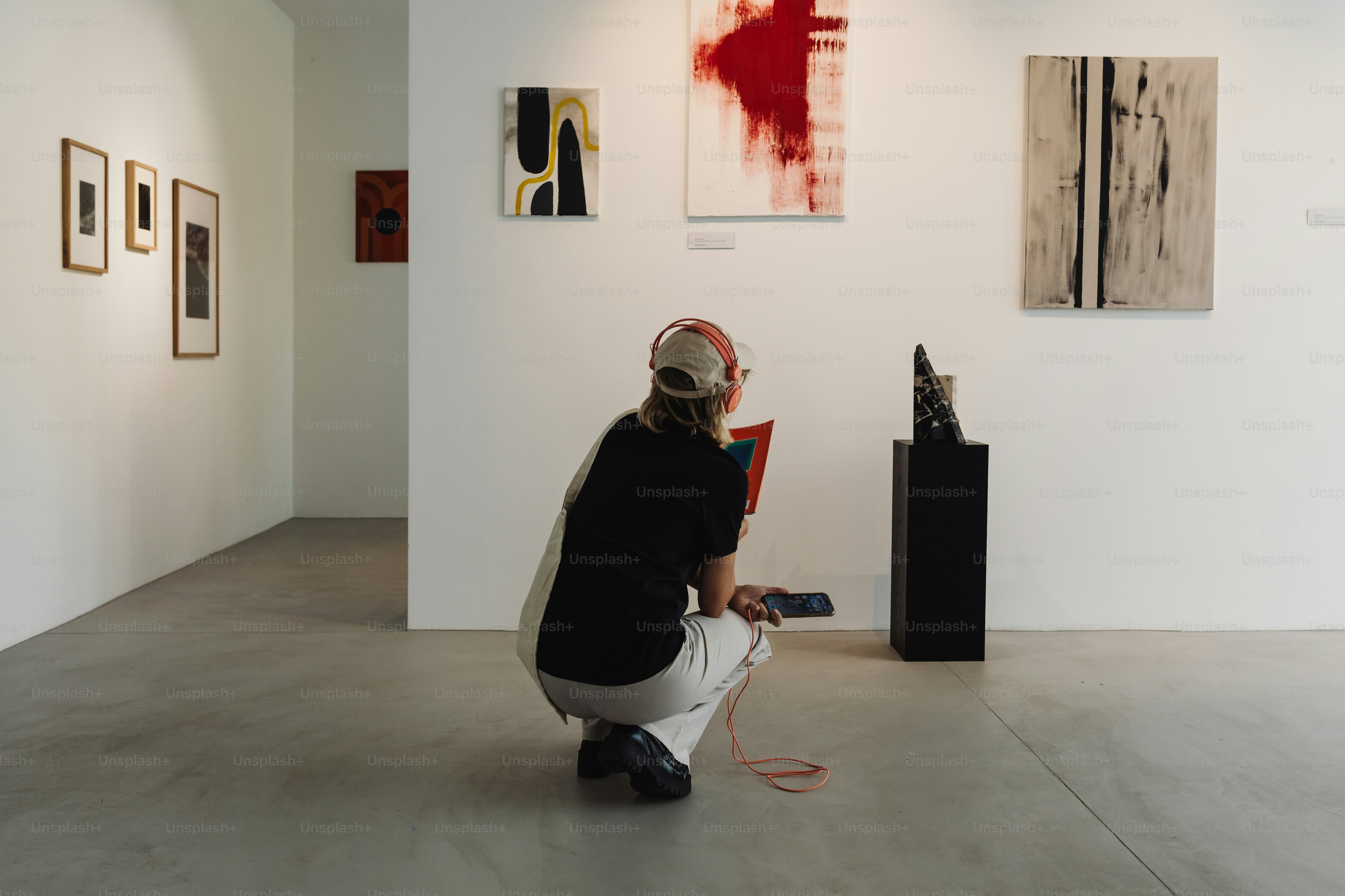 donna che osserva l'arte in una mostra in una galleria moderna