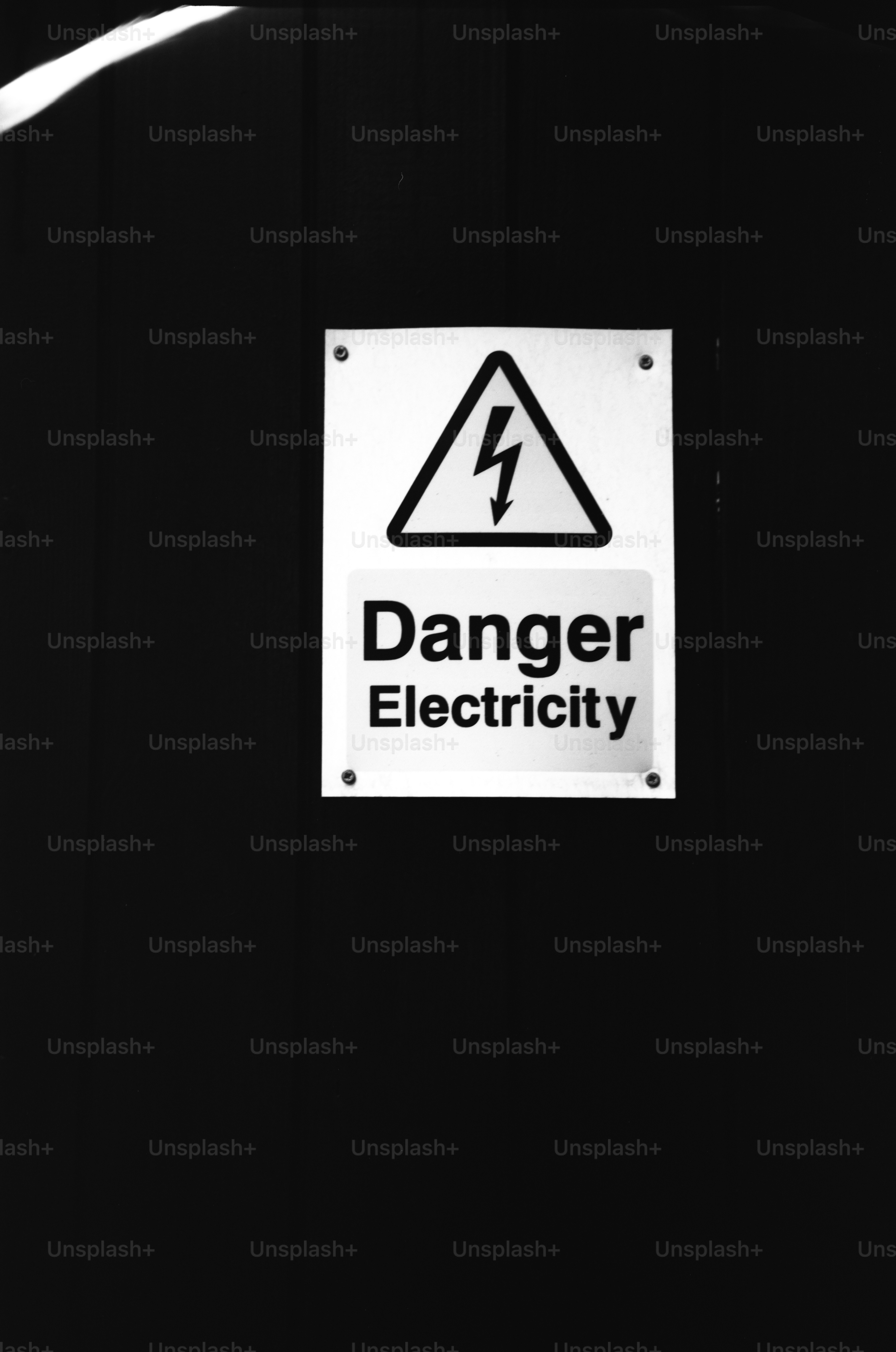 Danger électricité panneau d’avertissement sur fond noir